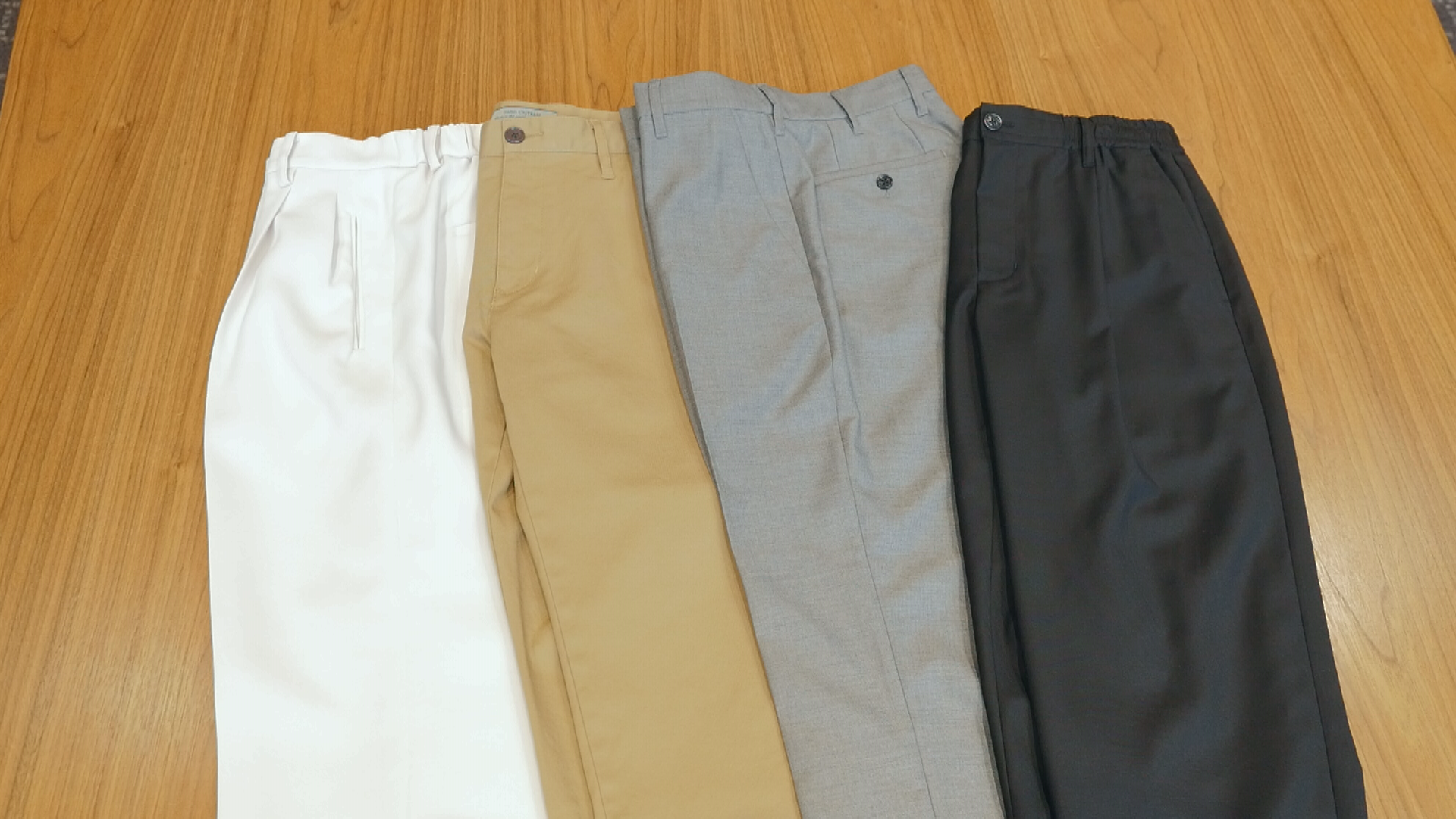 （左から）カルゼ2タックストレートパンツ、ストレッチテーパードスキニー、TRアンクルテーパードスラックス、リラックスイージーテーパードパンツ