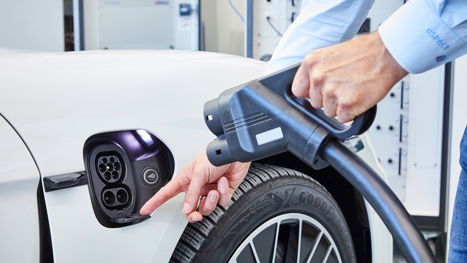 新しいCharging Competence Centerでは、世界中のすべての充電規格の通信をテストできるソリューションから、各種の充電ステーションエミュレータや規格への準拠に必要な総合的なテストライブラリに至るまで、広範な製品やサービスを提供しています