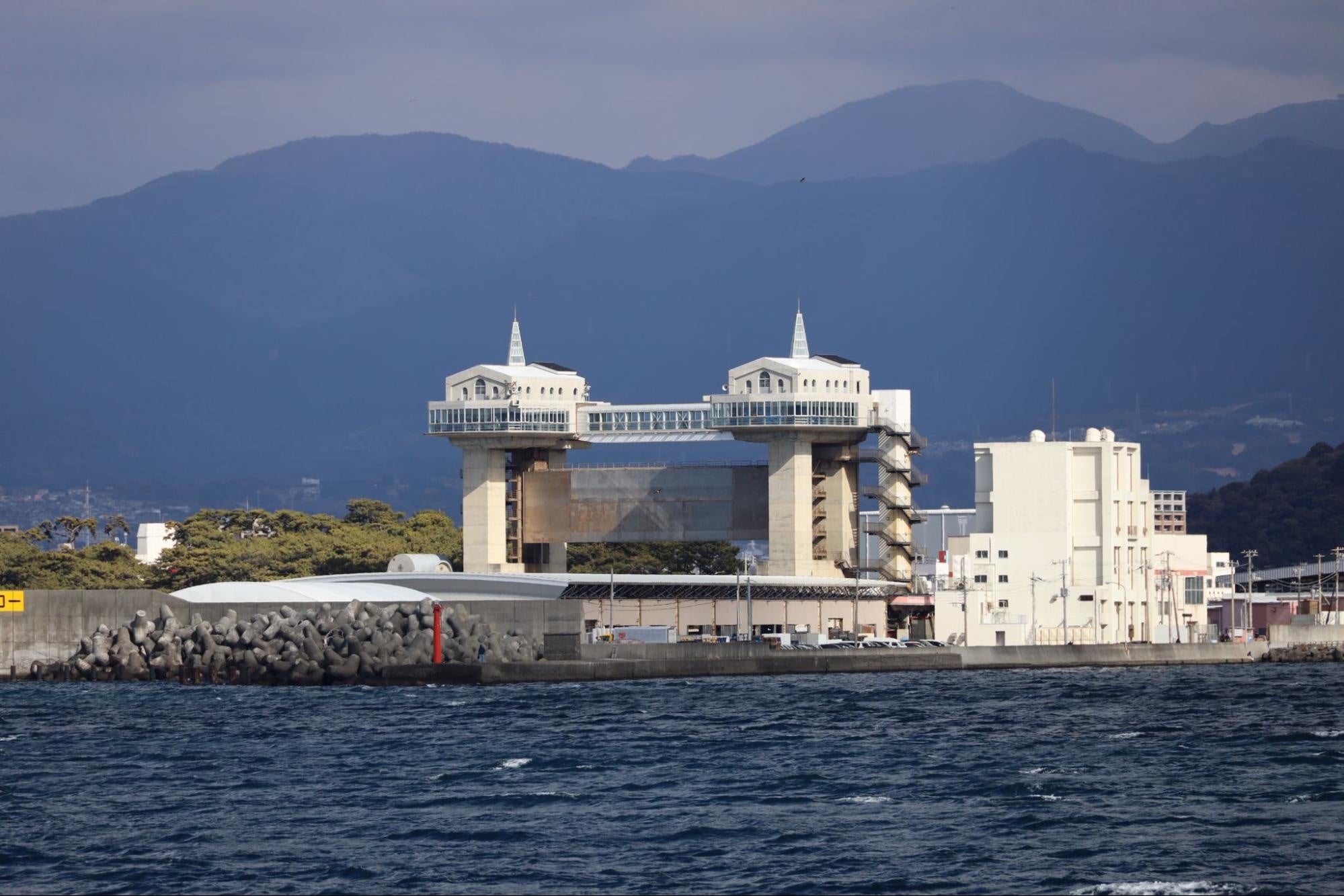 ＜沼津港：水門びゅうお＞