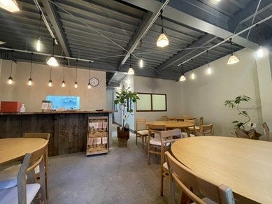 外装も内装も直線が多いため、丸テーブルで緊張感を緩和