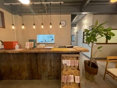 カウンターには「古材の足場板」を使用し「新しいけど懐かしい感」を演出