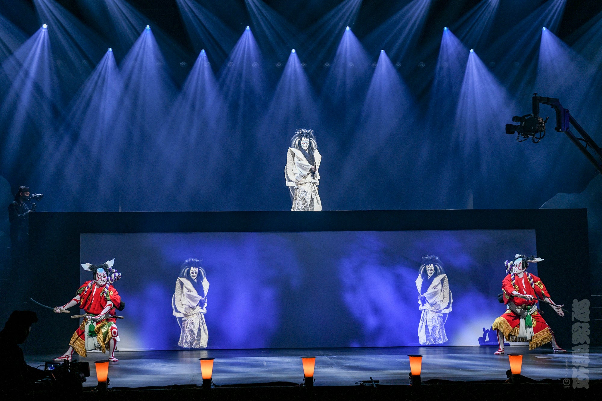 2020年『夏祭版 今昔饗宴千本桜』における“分身の術” 白い衣の俳優を被写体抽出し、リアルタイムでスクリーンに映像を投影している