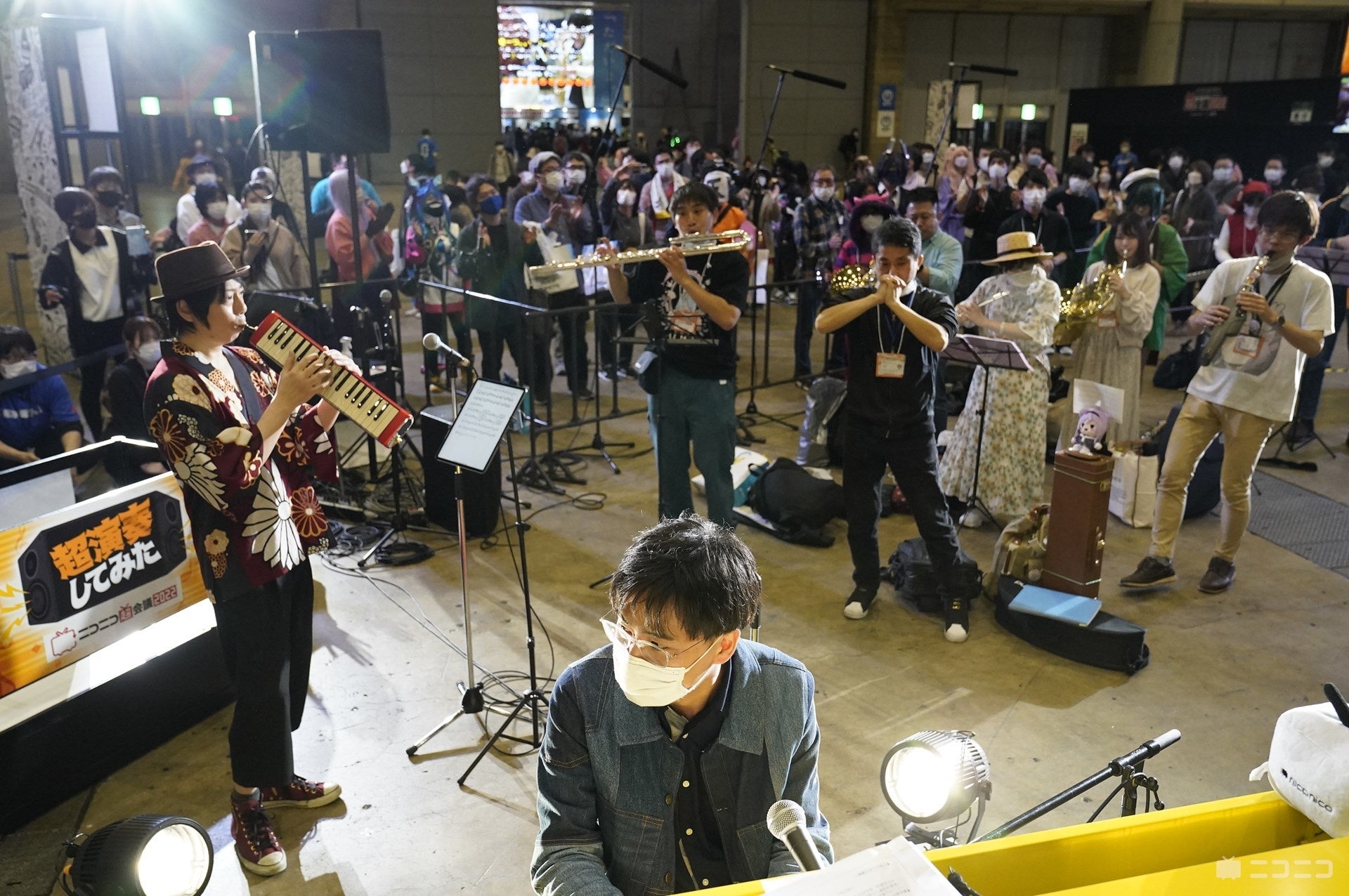 ニコニコ超会議22 イベントレポート 超演奏してみた 超ストリートピアノにサプライズで運営に扮したよみぃが出演 フィナーレの 超合わせてみた で大団円 株式会社ドワンゴ 広報部のプレスリリース ニコニコ超会議22 イベントレポート 超演奏してみた 超ストリートピアノにサプライズで運営に扮したよみぃが出演 フィナーレの 超合わせてみた で大団円 株式会社ドワンゴ 広報部のプレスリリース