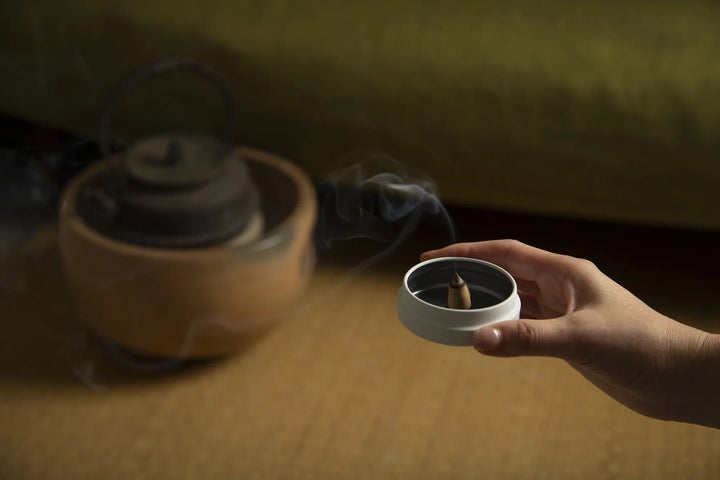 1000年前の調香を現代へつなぐお香「Six in Sense」が、2024年1月15日より京都岡崎 蔦屋書店フェア「源氏物語の世界」にて展示販売 1000年前の調香を現代へつなぐお香「Six in Sense」が、2024年1月15日より京都岡崎 蔦屋書店フェア「源氏物語の世界」にて展示販売