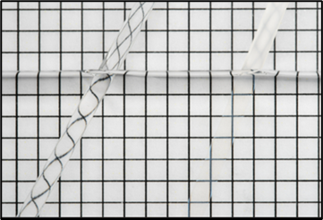 左側：アクリル樹脂 　右側：「メックスフロン＼MEXFLON」