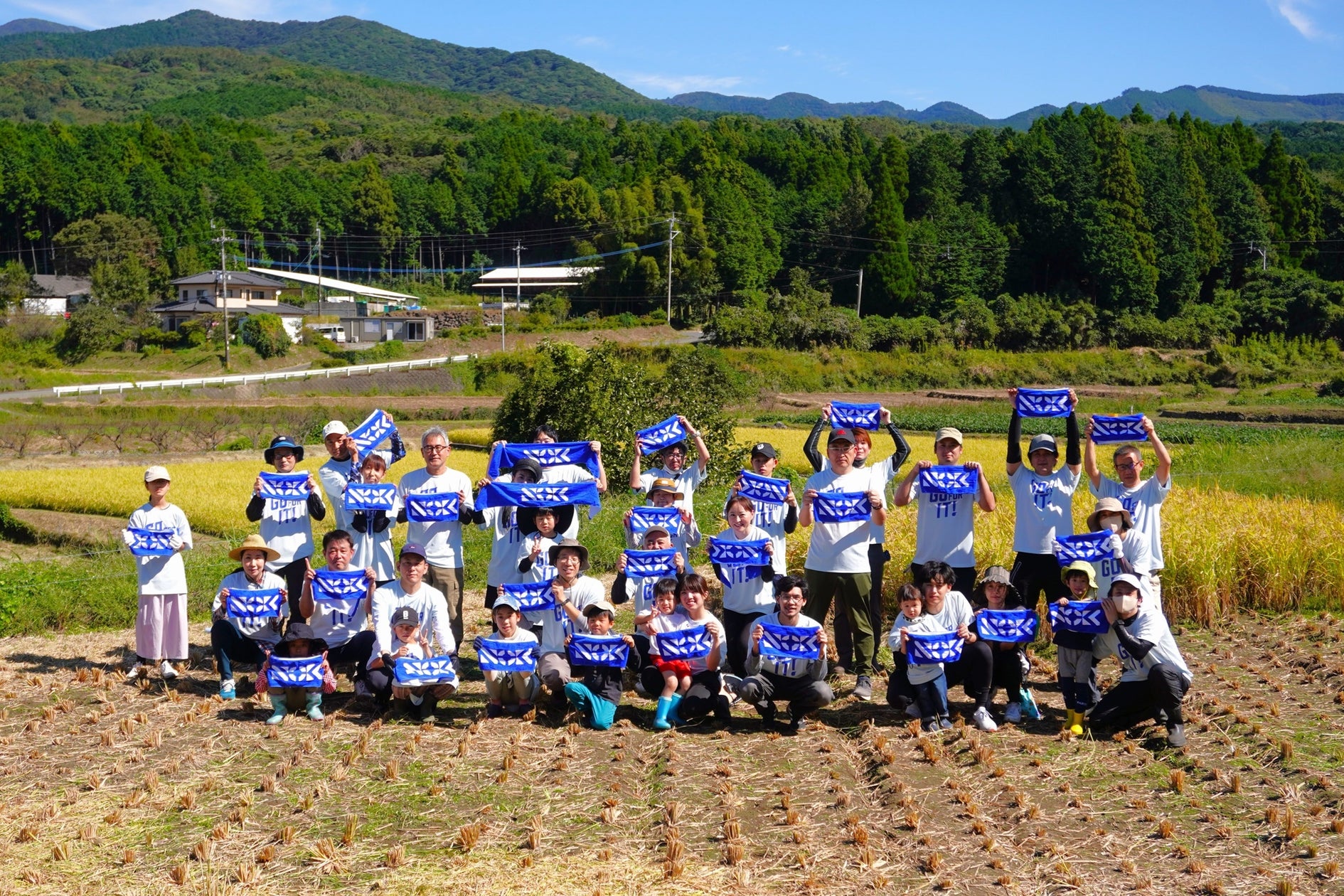 NOK、くまもと地下水財団「水田オーナー制度」に協賛し熊本事業場社員ら35人が稲刈りに参加