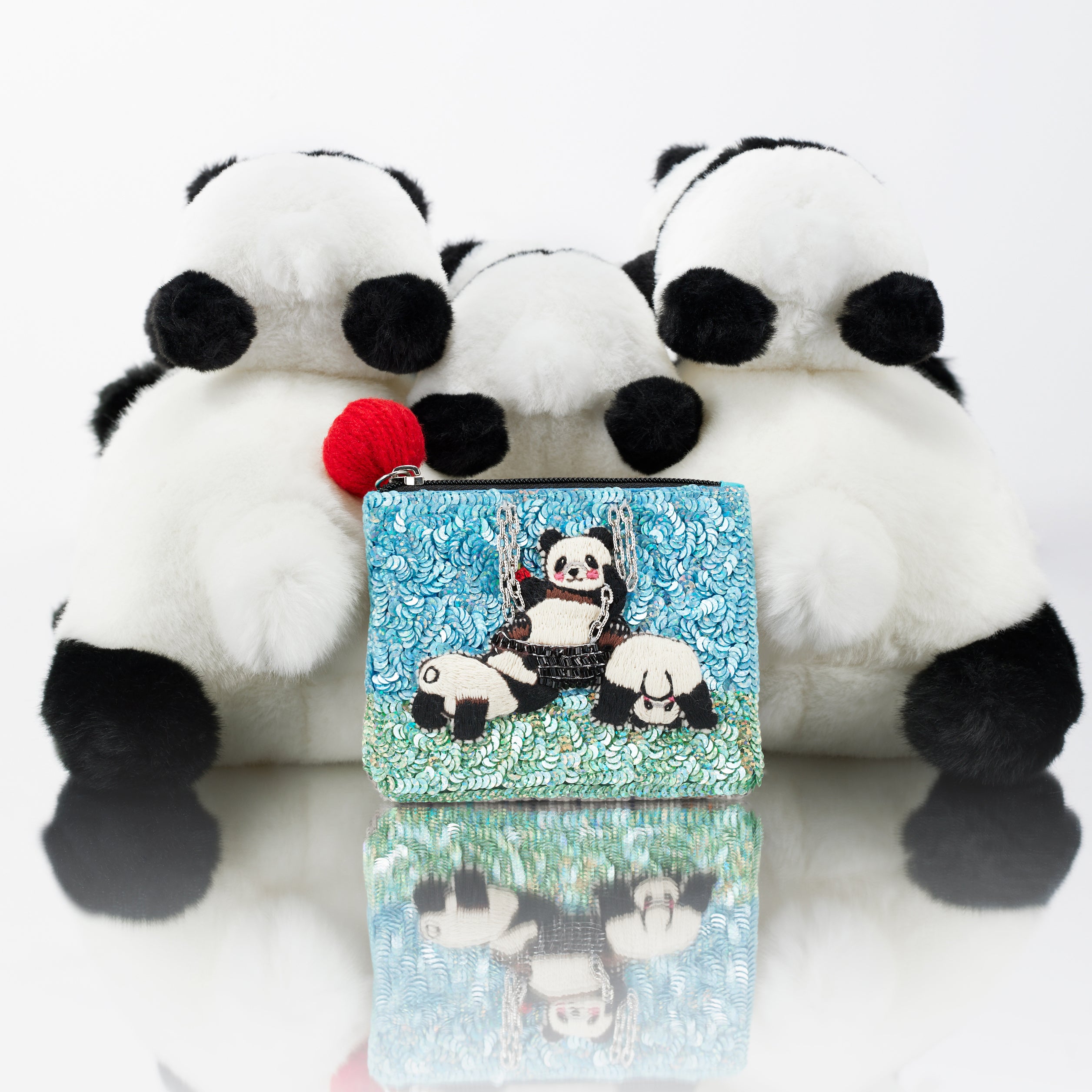青山デカーボおしりパンダポーチ パンダのおしり」にフォーカスした『おしりパンダポーチ』と