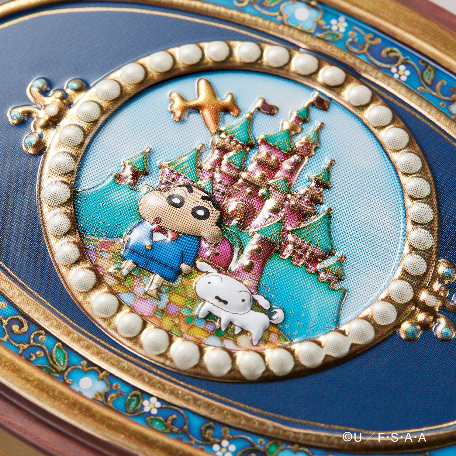 ヨーロッパ風タイル✖️宝石箱『クレヨンしんちゃん飛行機缶』が新登場