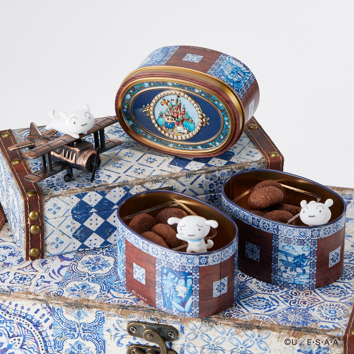 ヨーロッパ風タイル×宝石箱『クレヨンしんちゃん飛行機缶』が新登場