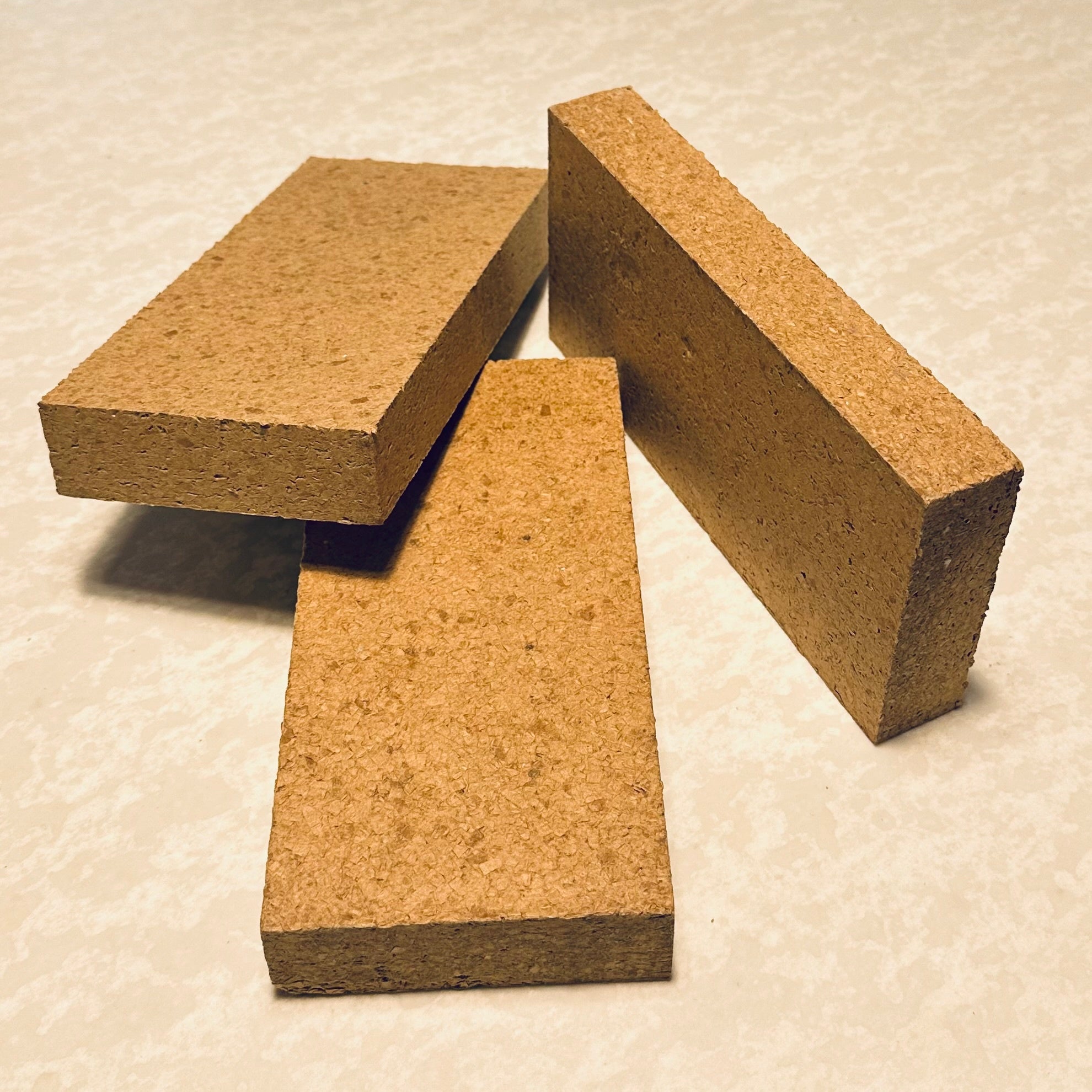 クラフト紙をブロックにリサイクル