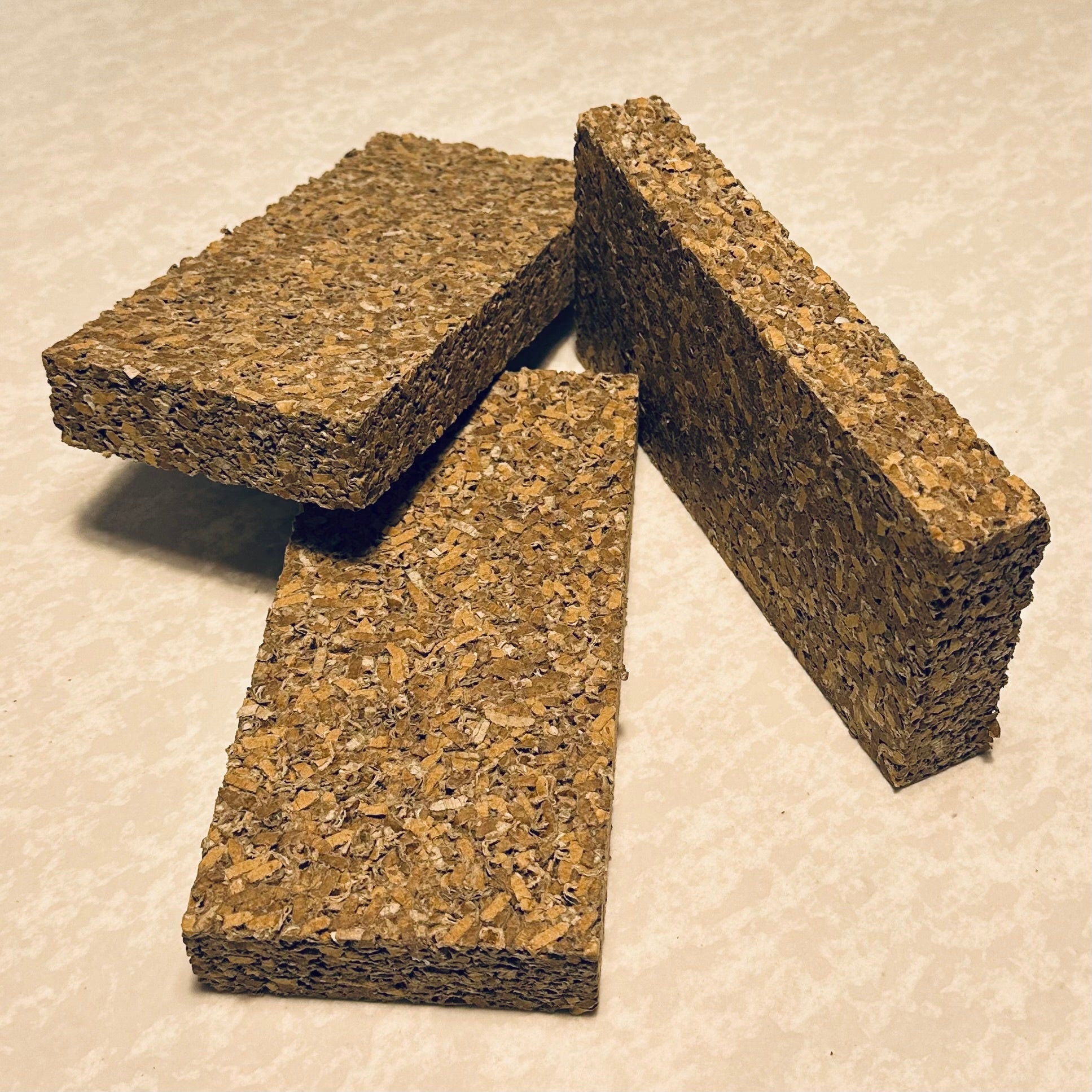 ダンボールをブロックにリサイクル