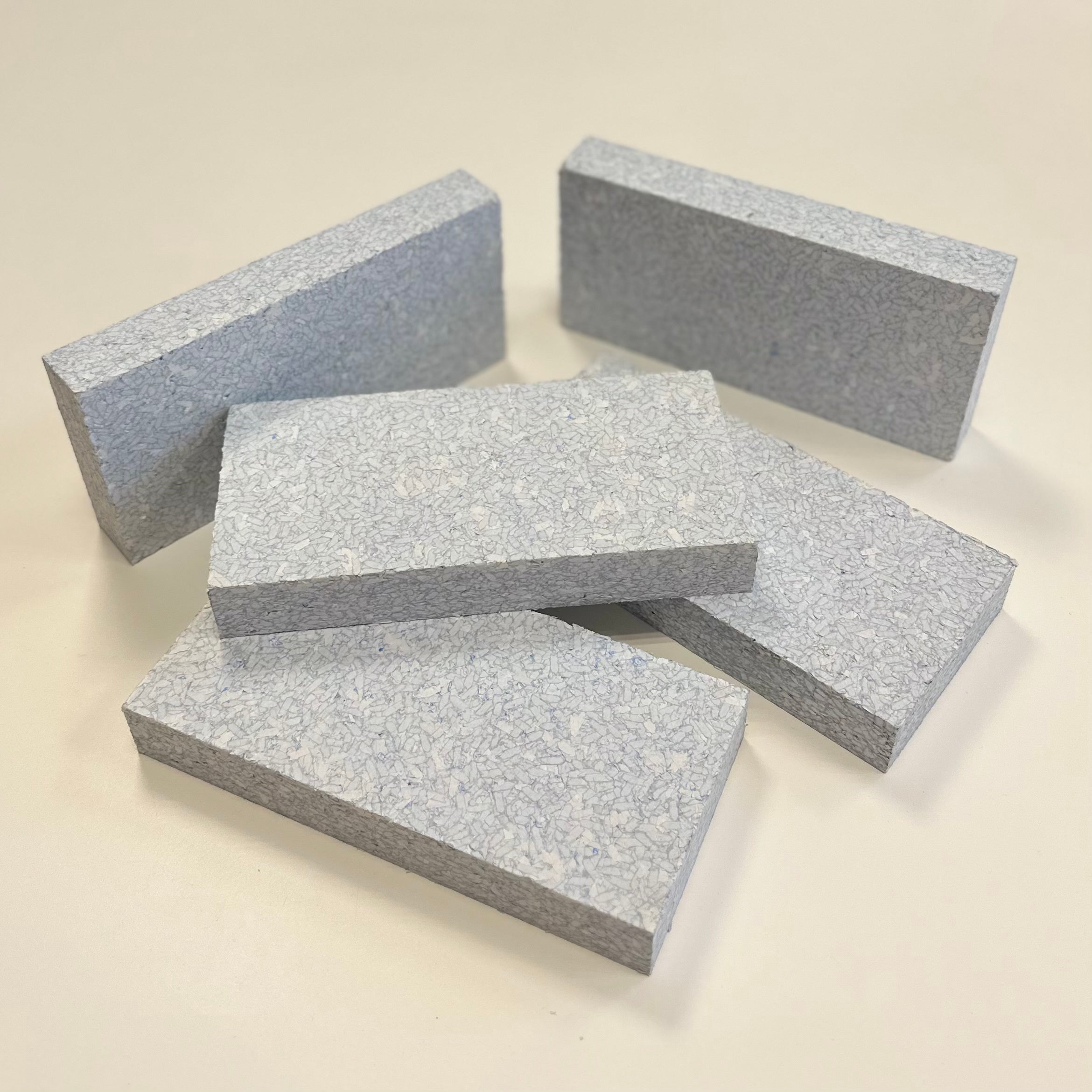 ノーカーボン紙（複写用紙）をブロックに美しくリサイクル