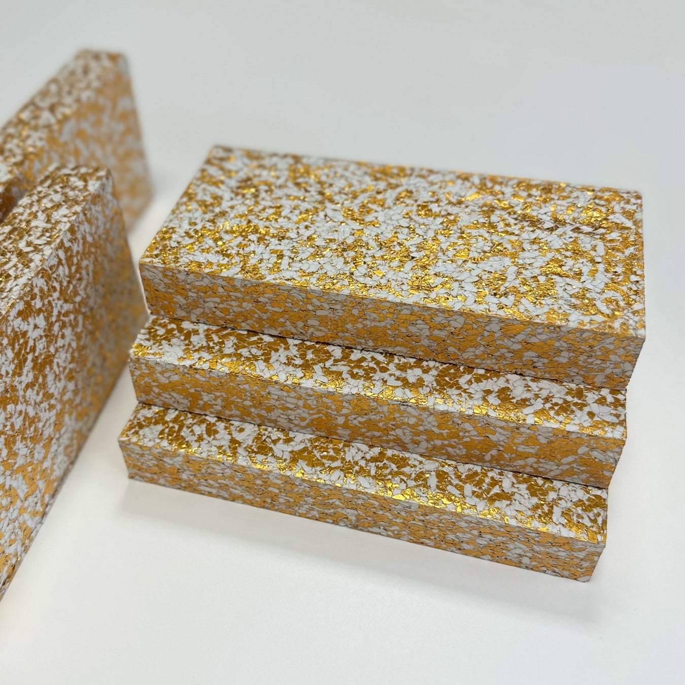 箔押し紙(金紙-銀紙)を再資源化した「nunock paper by PANECO」