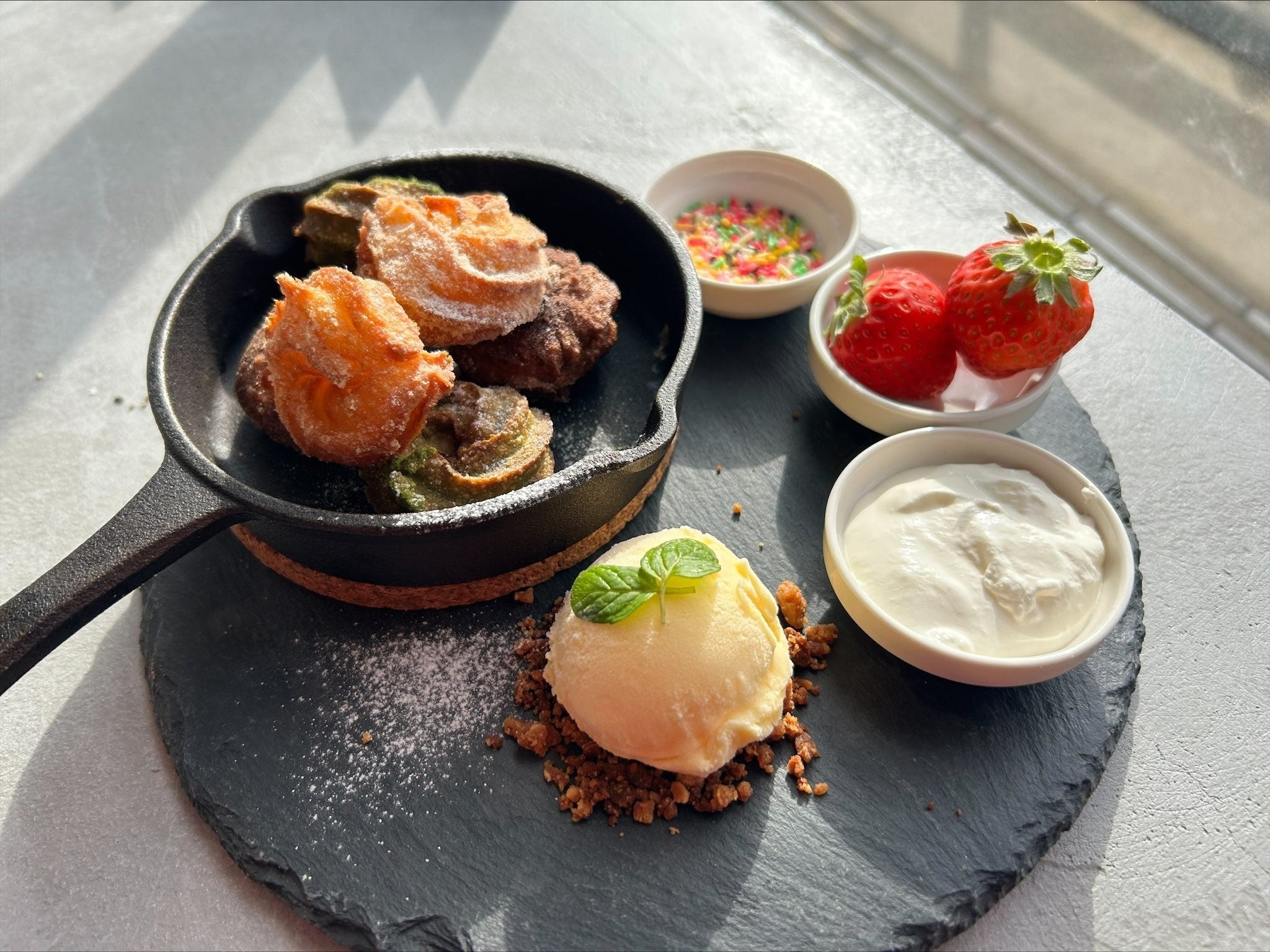 チュロス【プレート】￥800 チュロス【単品】￥500／チュロス【プレート】（写真）￥800