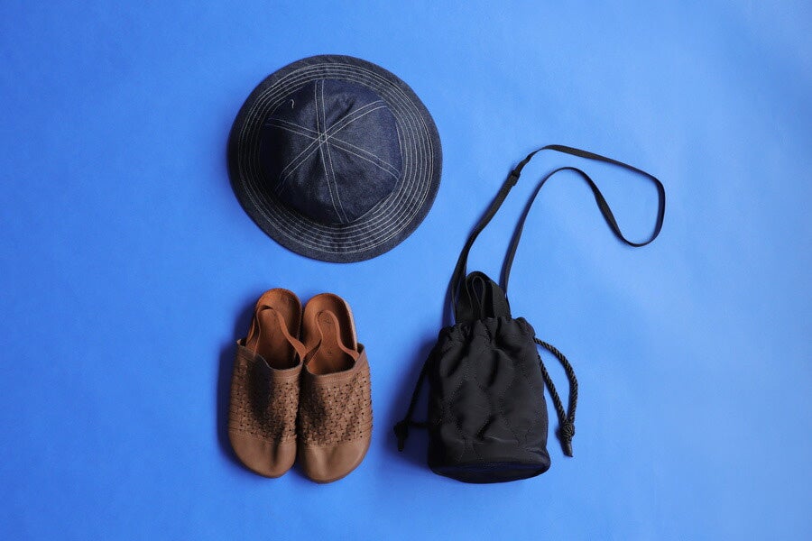 BSU-0055　デニムハット　￥3,960 ZG-00003　サンダル　￥5,940 ZC-00020　キルティングバッグ　￥3,960