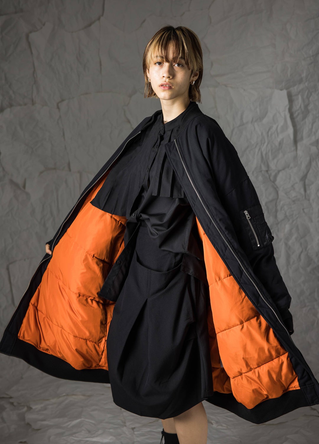 新品アンティカantiqua・完売！女性らしさ存分に。ふわり舞う。シアープリーツガウン ☆完売廃盤アンティカantiqua☆上質cottonざっくりVネックリブ袖ニット