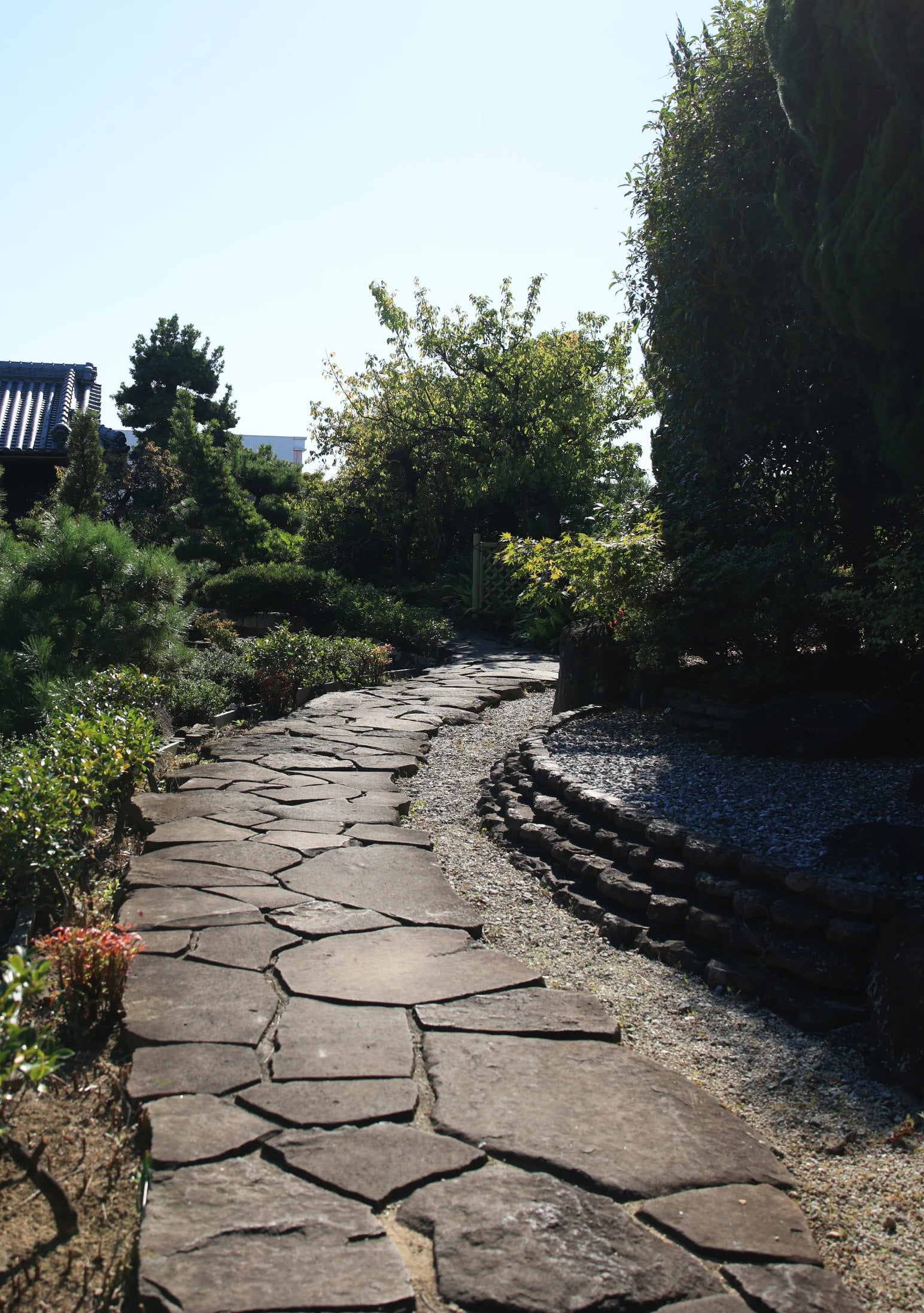 店舗へ続くアプローチ