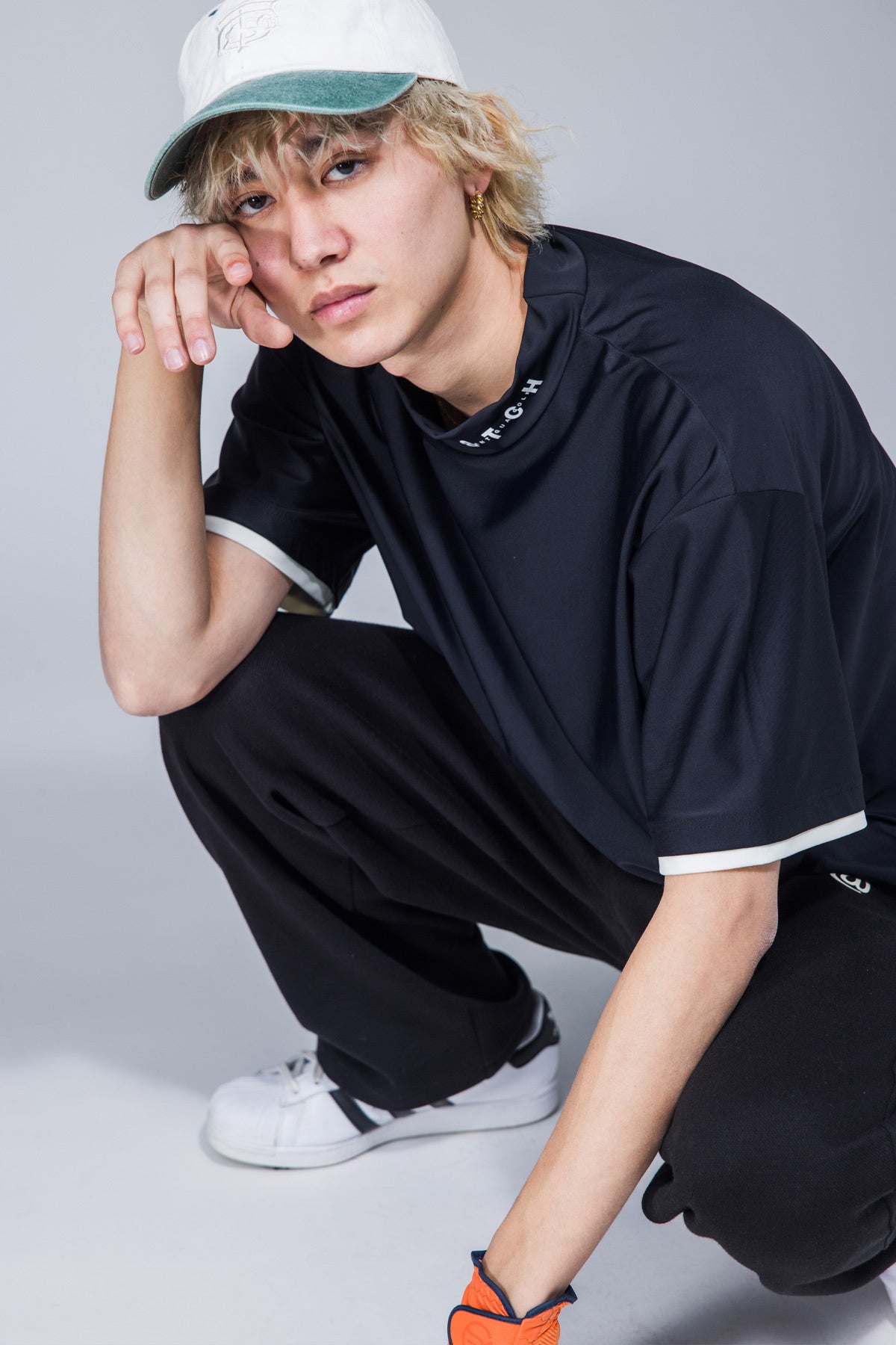 HIGH NECK T-SHIRTS ¥7480　LOGO STRETCH PANTS ¥15000