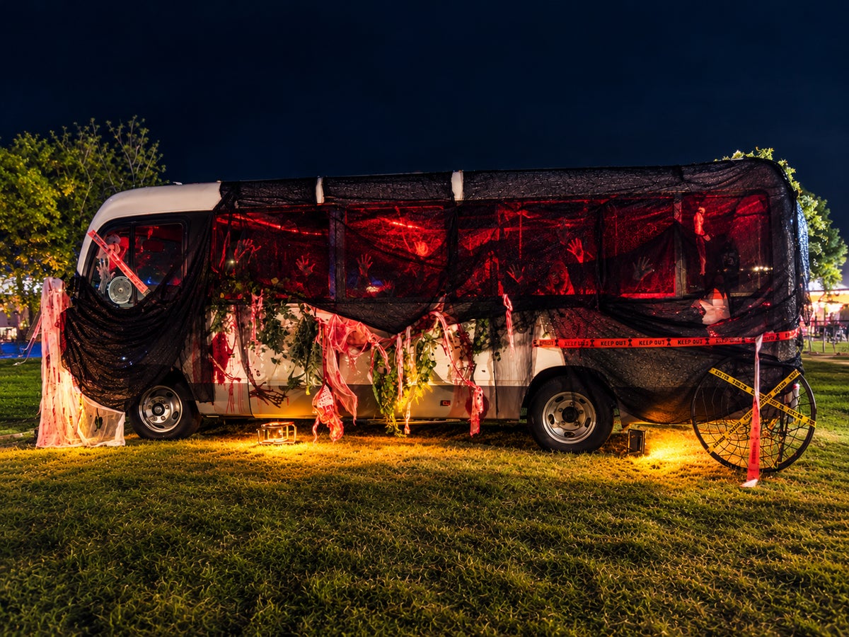 岸和田・WHATAWONにハロウィン限定「ZOMBIE BUS」登場 ゾンビが潜むバスからお札を手に入れて脱出せよ