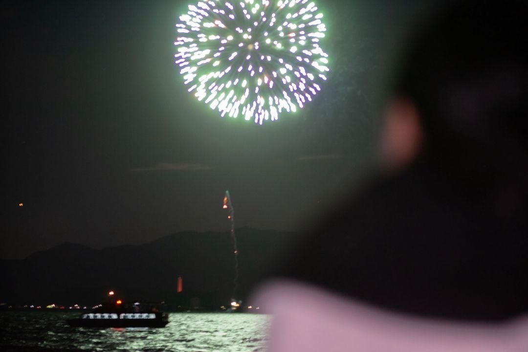 打上げ花火を湖上で間近に