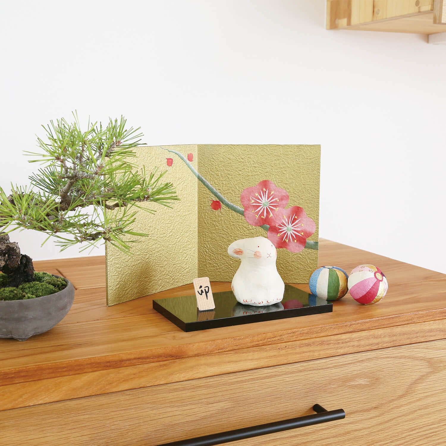 まあるくほのぼのと佇んで、初春を祝う張り子の兎