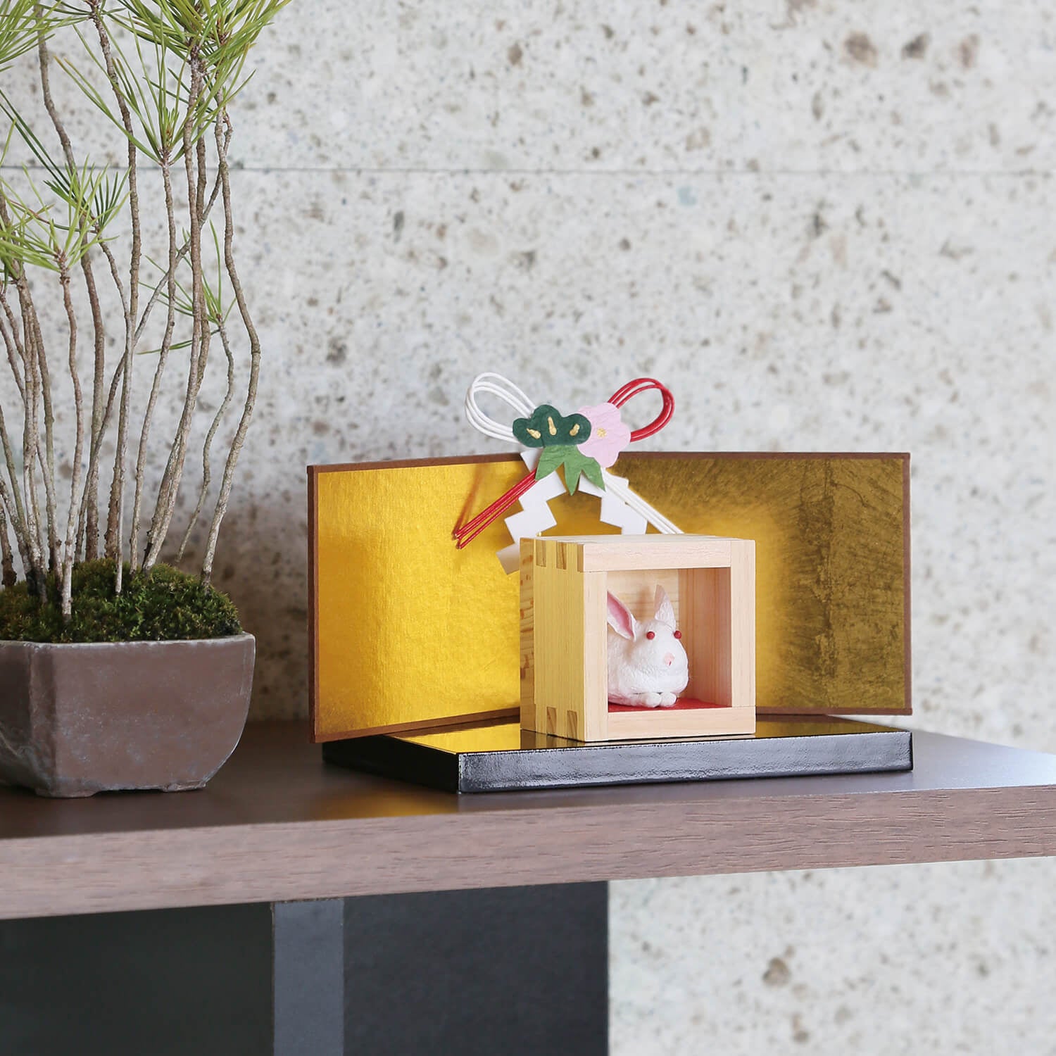 ヒノキの枡におさまった「歳ます お多福うさぎ」が一年の福を見守ります