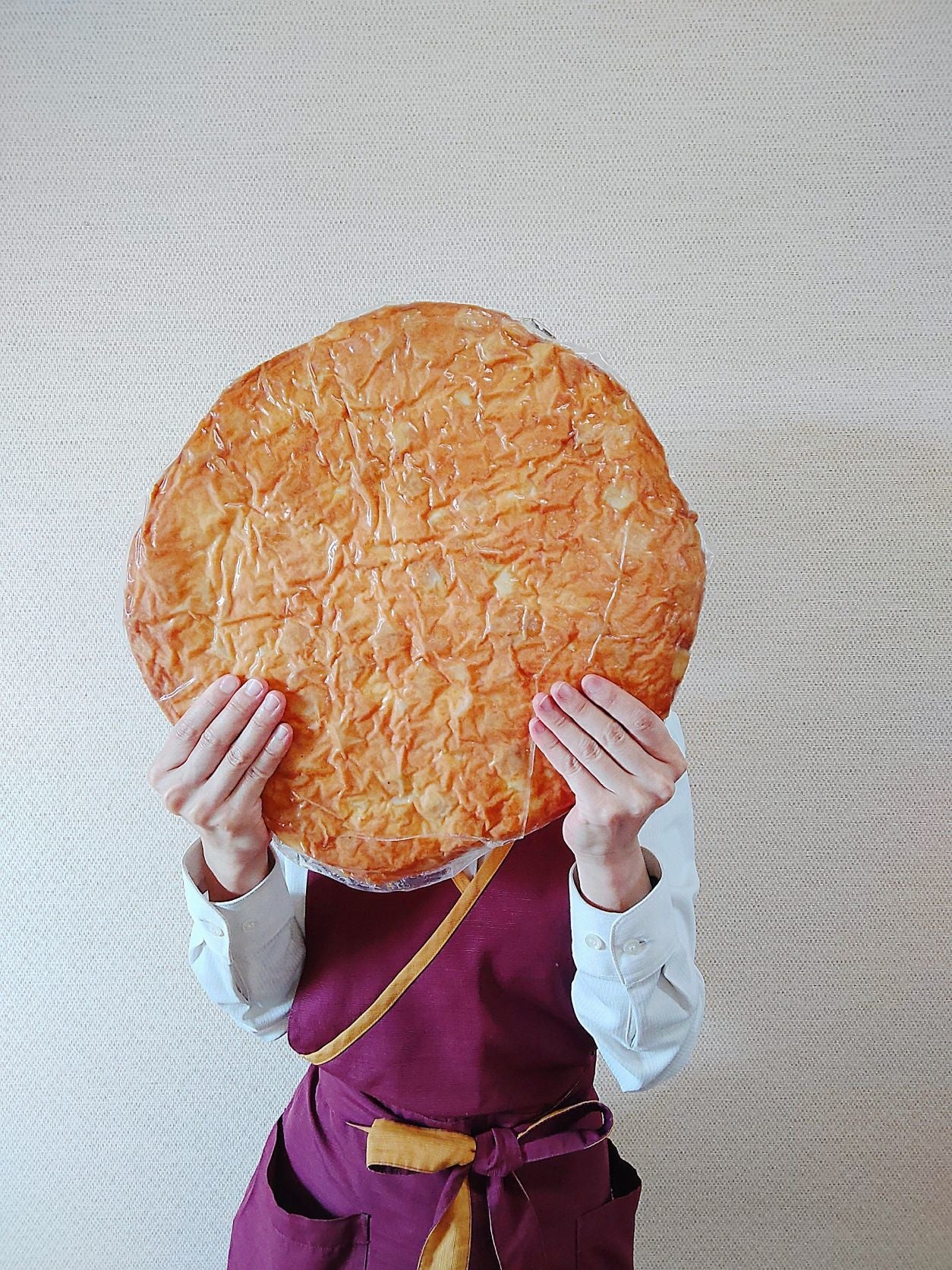 顔と比較したときの、超巨大さつま揚げ