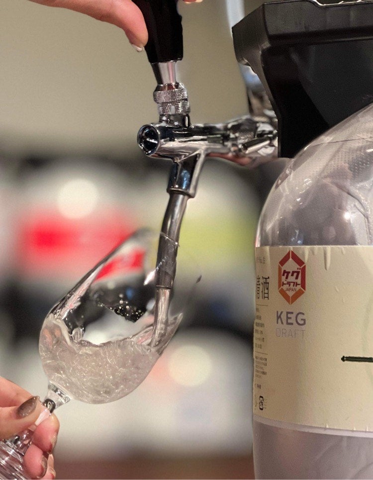 ドラフト日本酒サーバー「KEG DRAFT SAKE（ケグ ドラフト サケ）」（注ぐイメージ）
