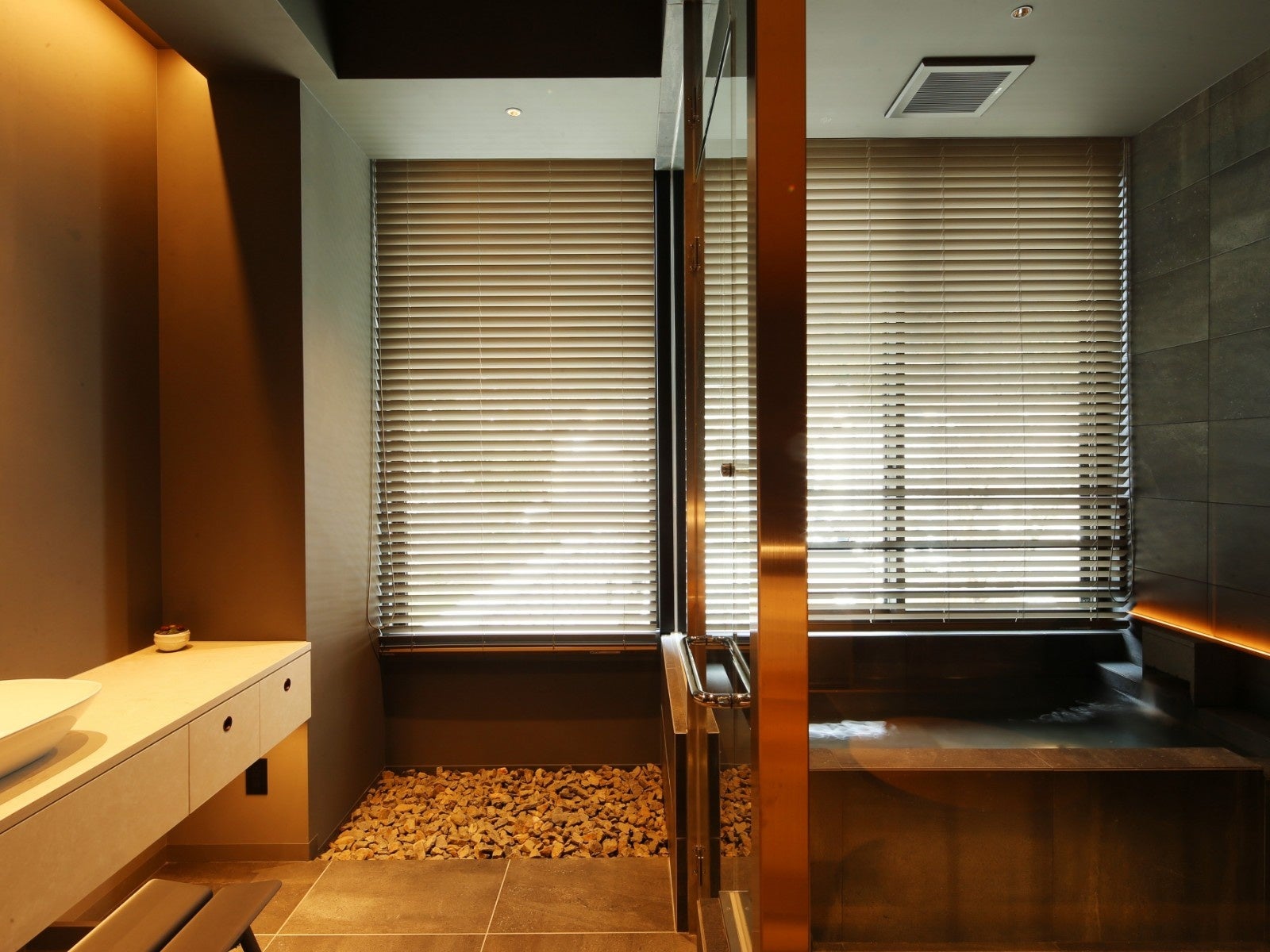 2023年2月誕生、温泉半露天風呂付き客室＜かわみ＞スタイリッシュツイン【45平米／定員3名】