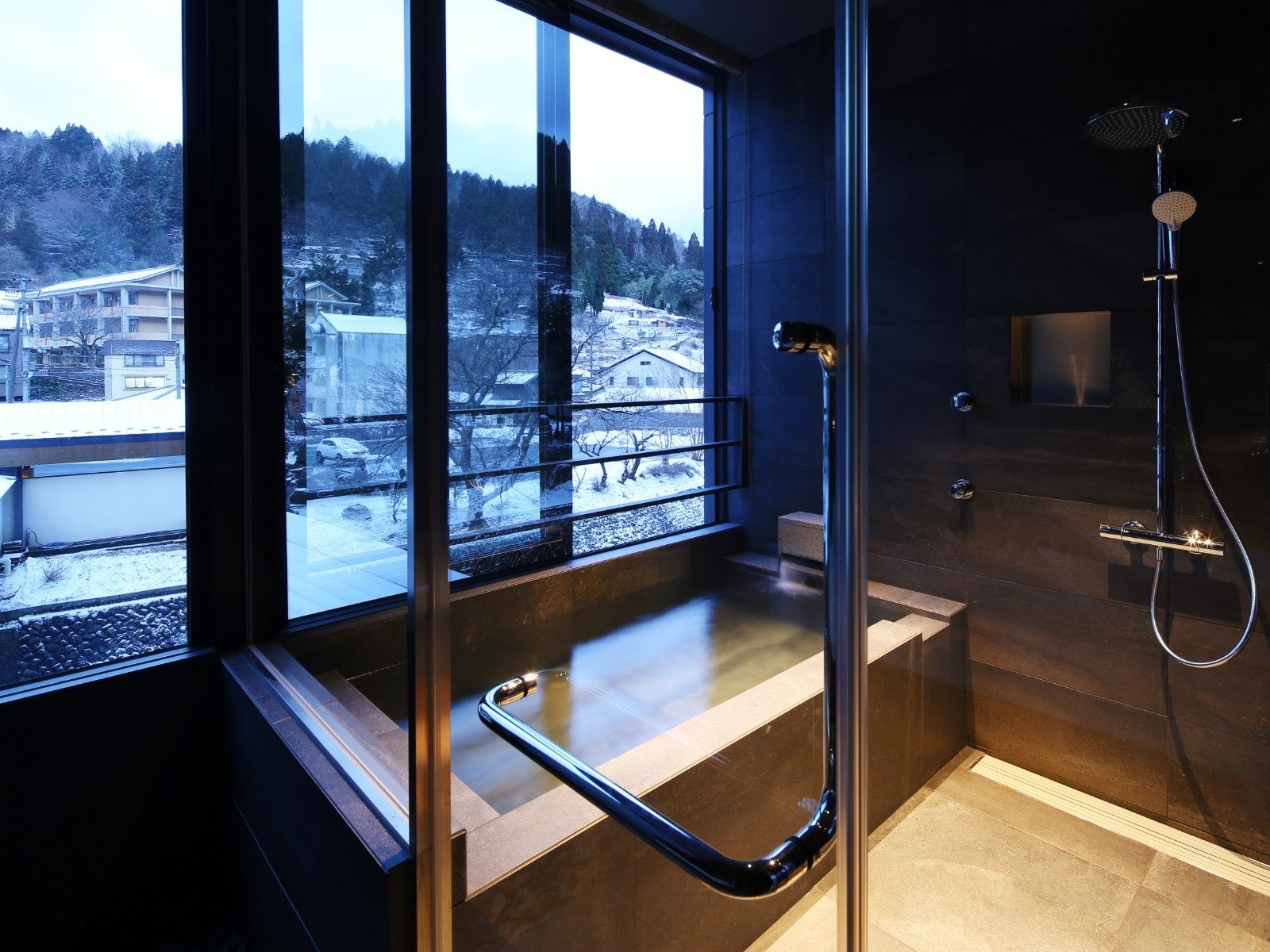冬の雪見風呂/温泉半露天風呂付客室<かわみ>スタイリッシュツイン【45平米/定員3名】