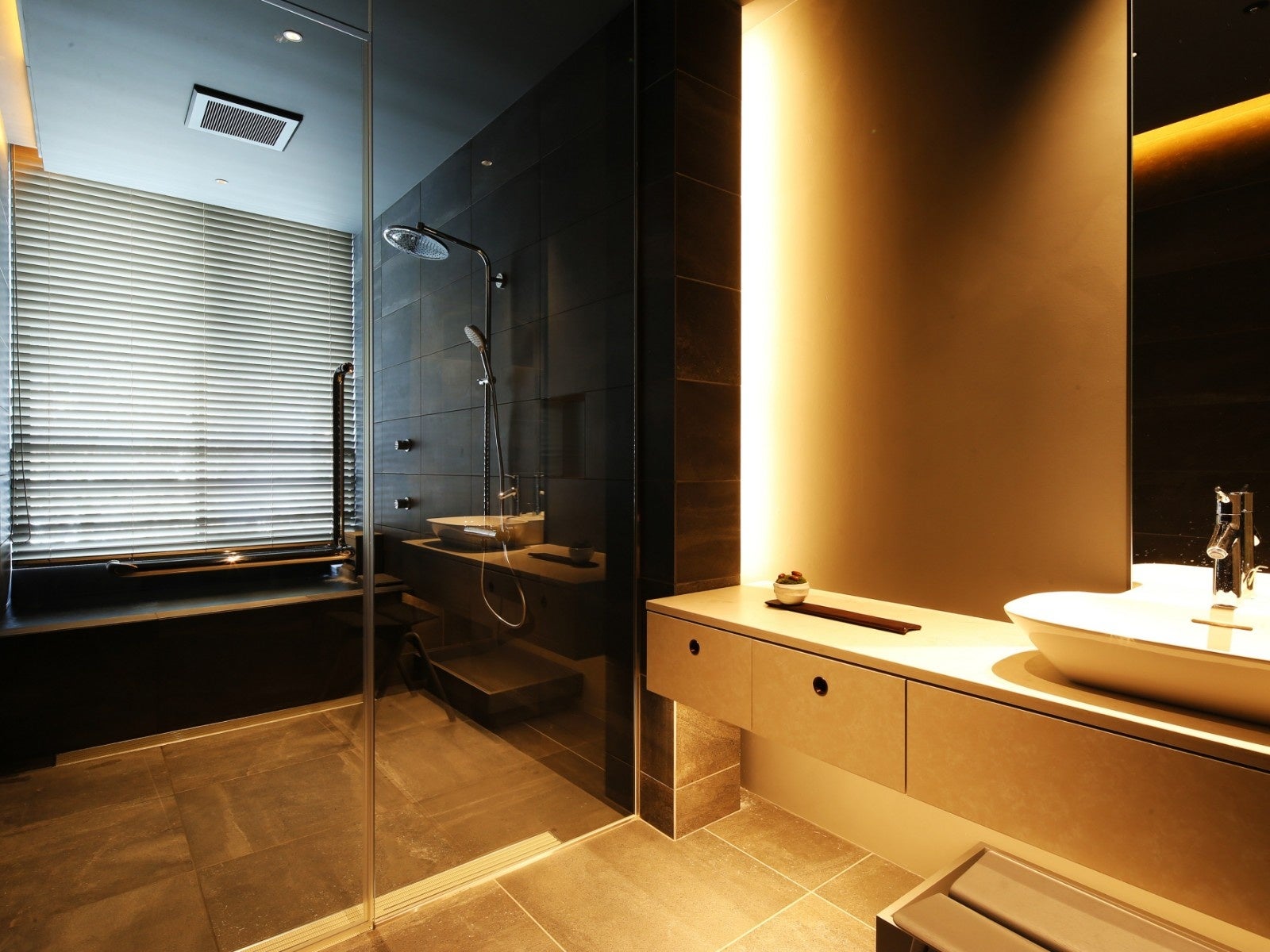 2023年2月誕生、温泉半露天風呂付客室＜かわみ＞プレミアム和モダン【67平米／定員4名】