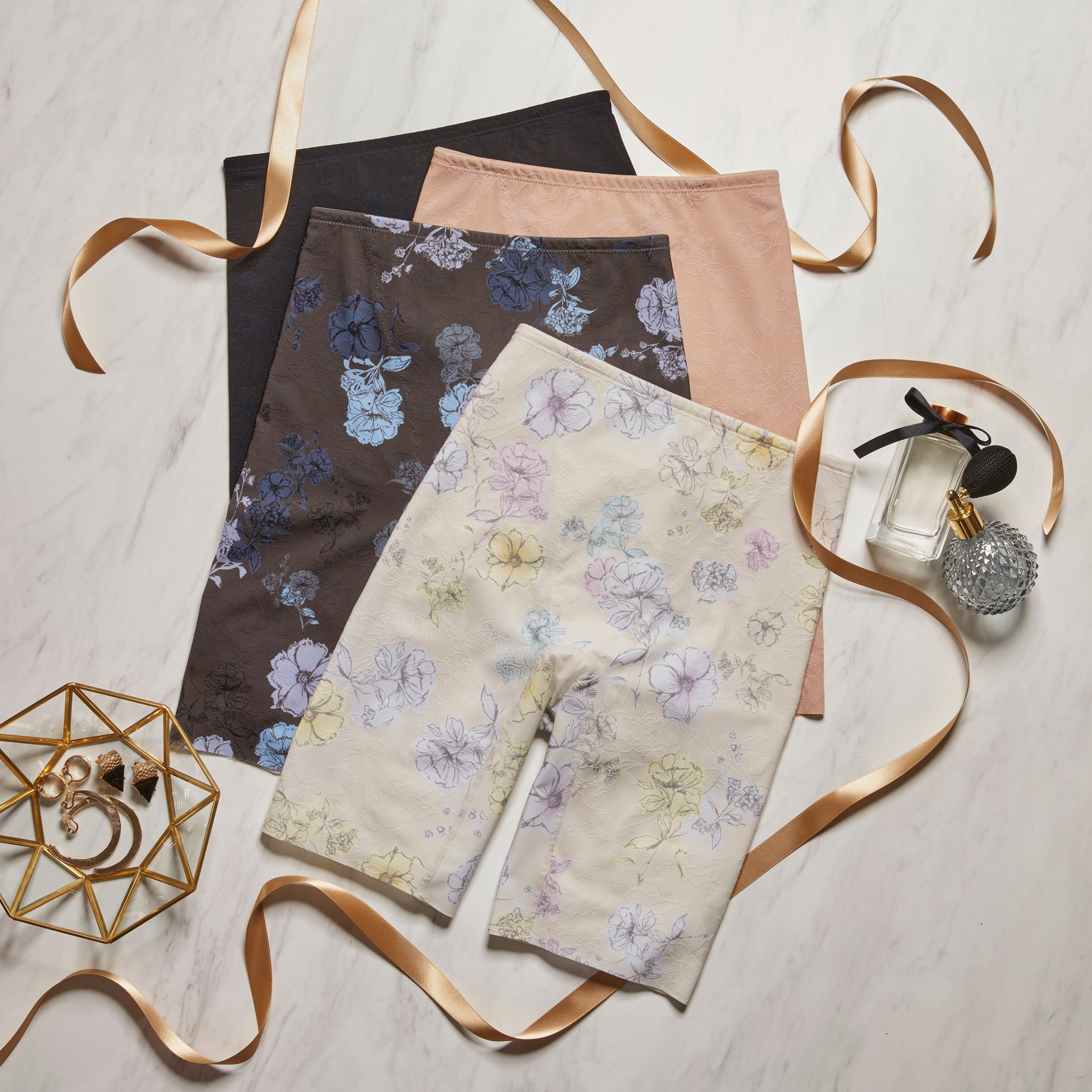 重力に負けない［ヒップケアガードル］ 品番（カラー）：GRC621（手前からBE、BR、KA、BL）