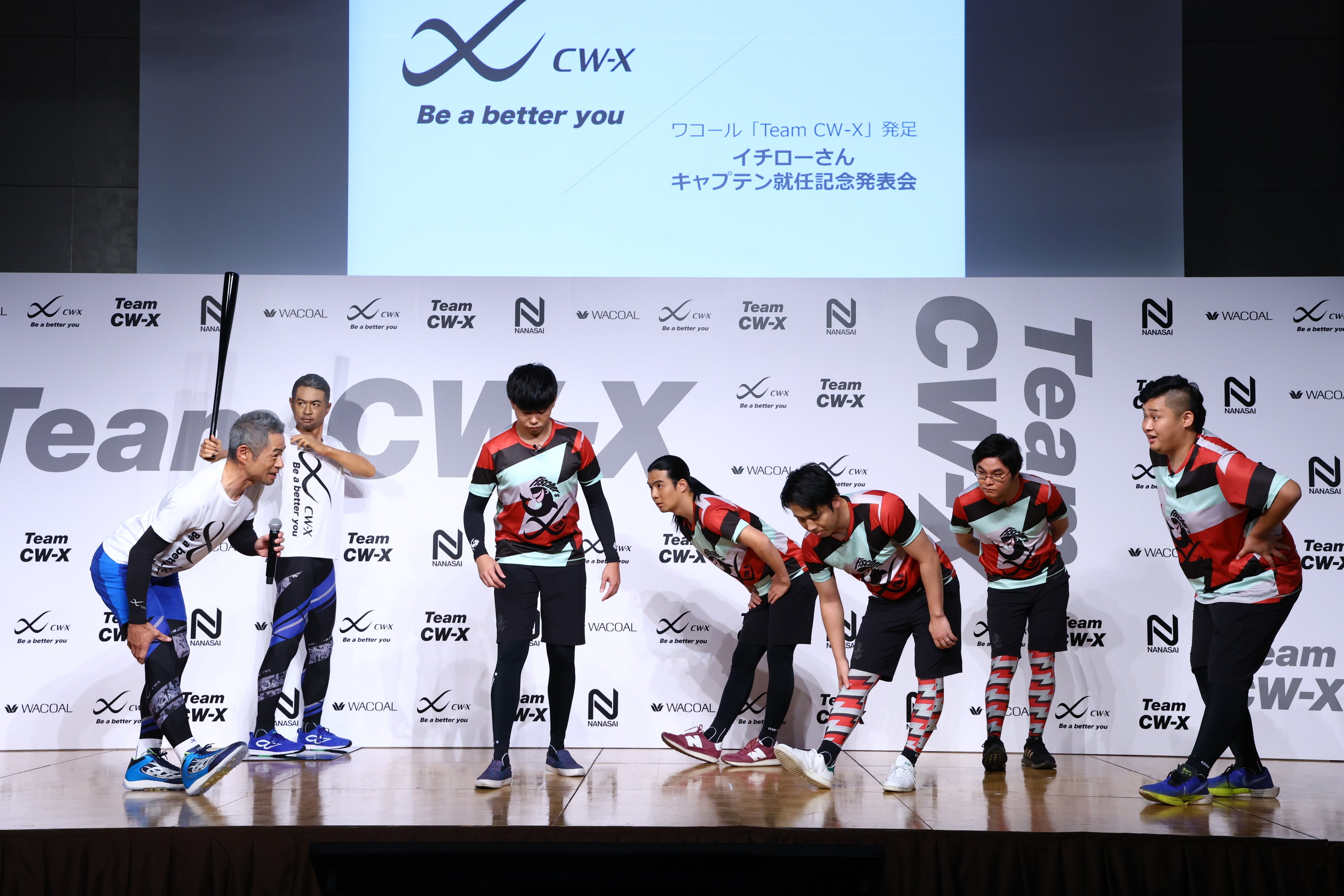 「イチロー式ストレッチ」をフィッシャーズさんにレクチャー