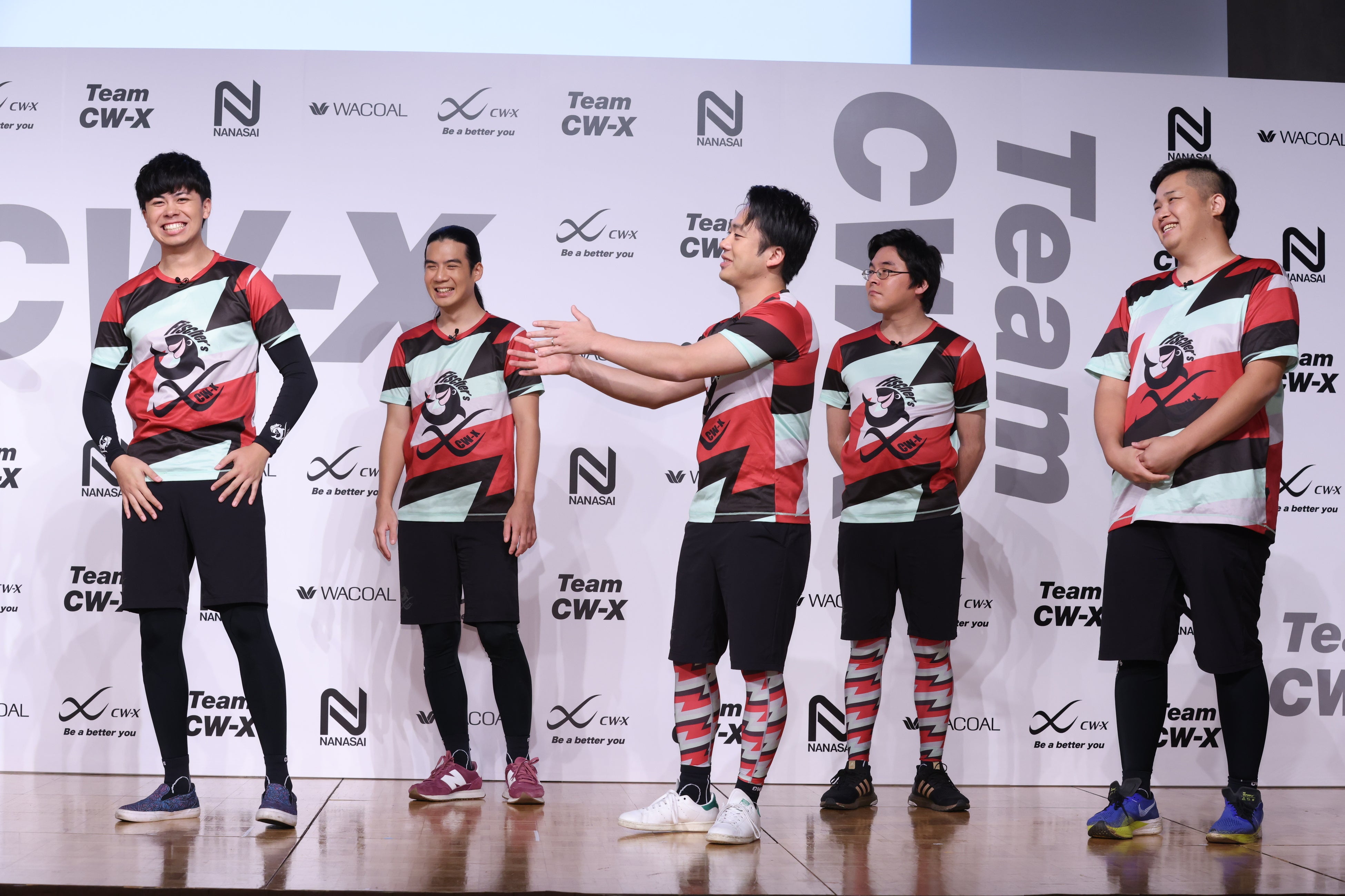 ストレッチの感想を述べるフィッシャーズのシルクロードさん