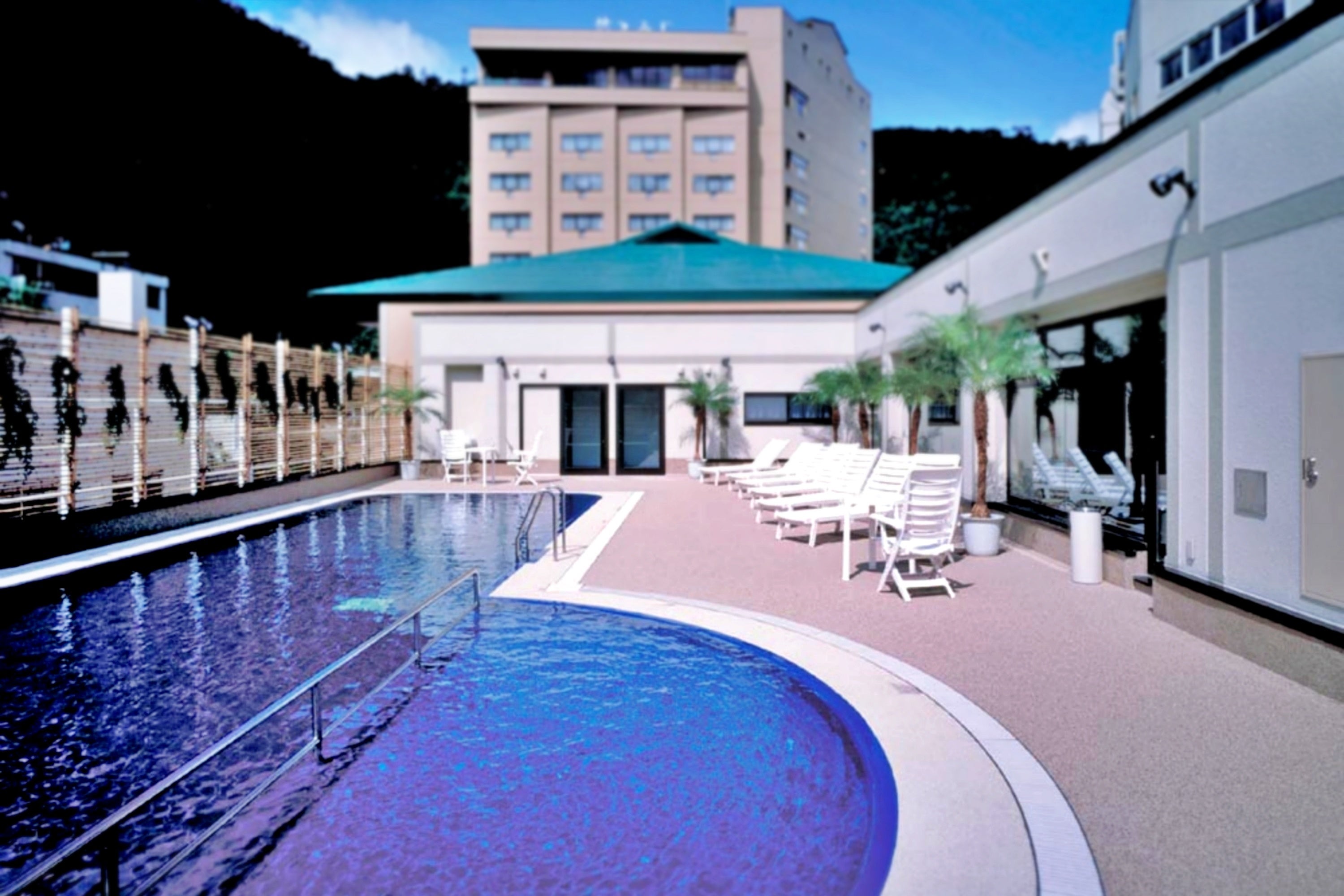 【屋外プール】定山渓温泉唯一の屋外プール。ロッカーや遊具の無料貸し出しも。