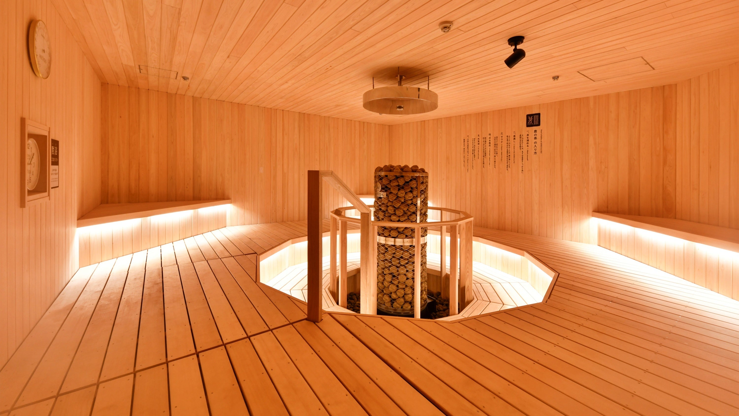 サークル型サウナ（午前は男性／午後は女性）