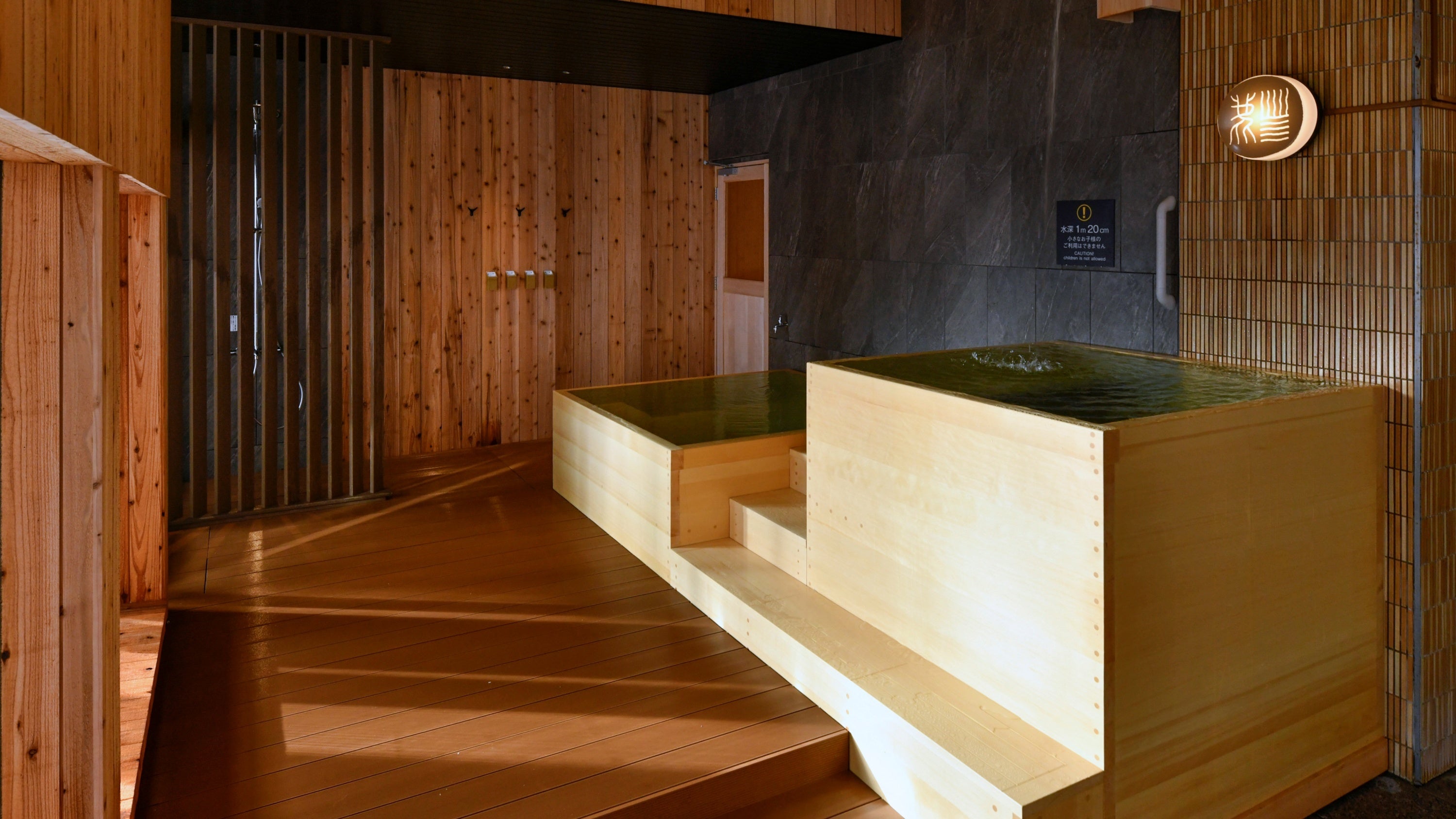 升型水風呂（午前は女性／午後は男性）