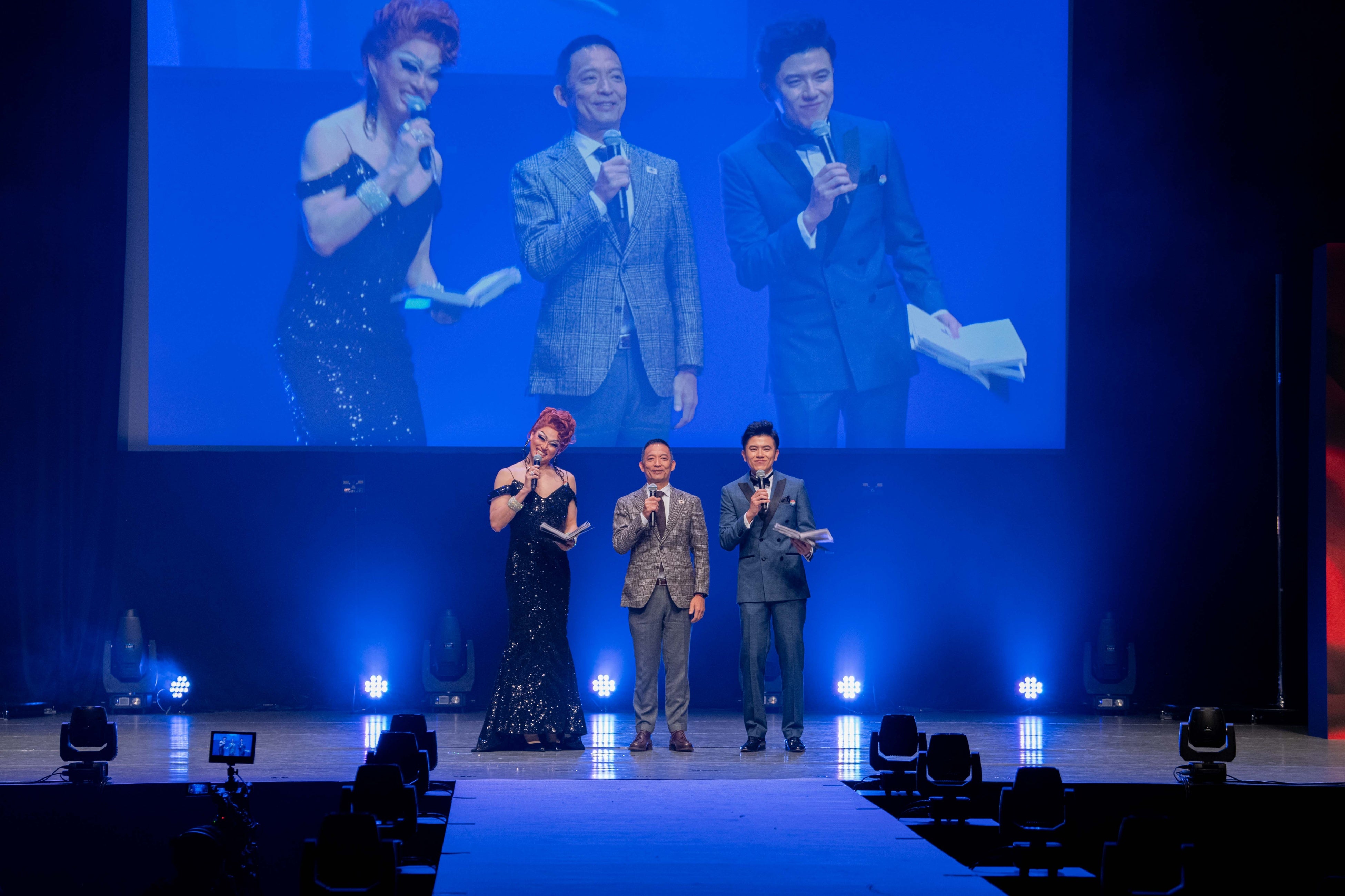 渋谷区長の長谷部健氏（中央）©MISS INTERNATIONARL QUEEN JAPAN 2023