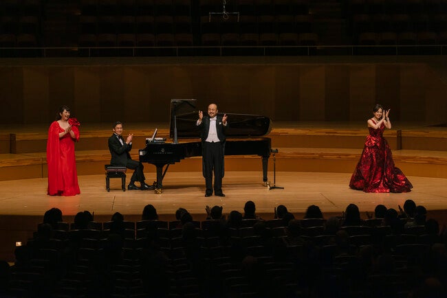 写真左から：林美智子さん（メゾソプラノ）、山岸茂人さん（ピアノ）、佐野成宏さん（テノール）、森麻季さん（ソプラノ）