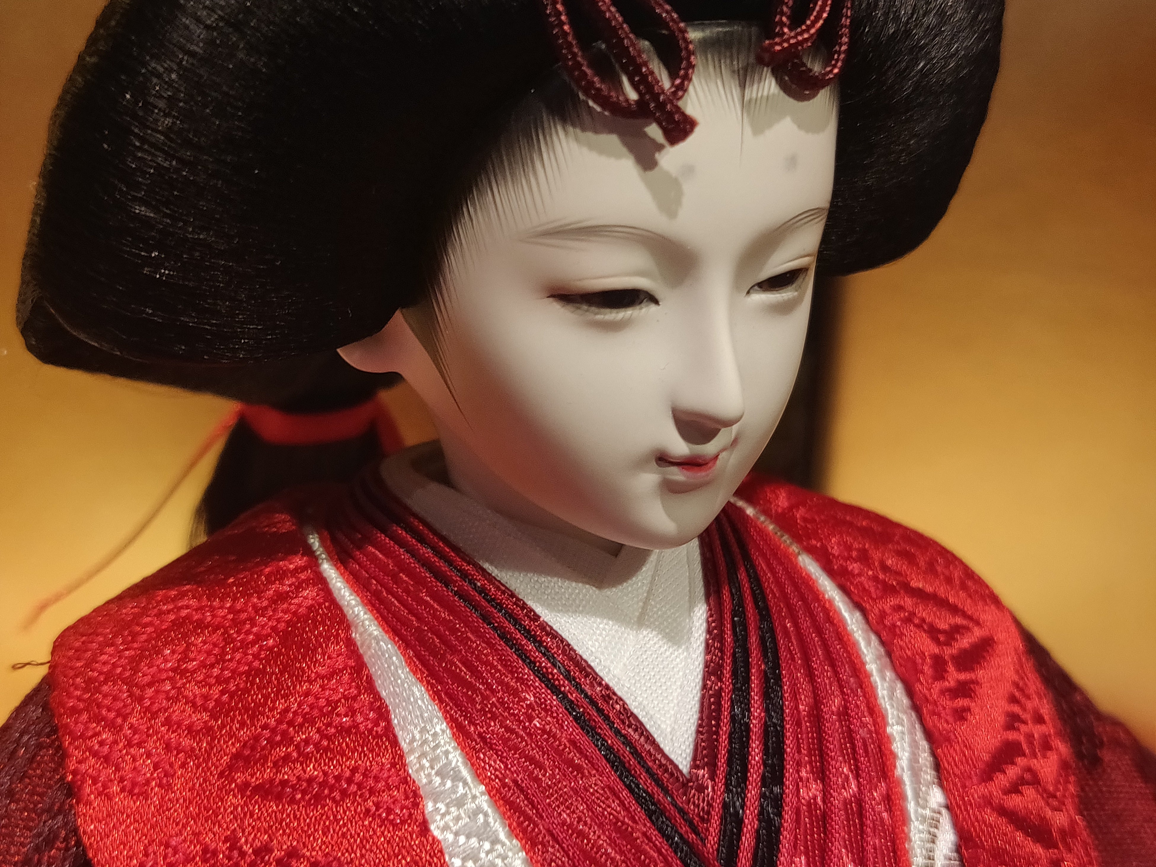 デジタル技術で描いた顔をもとに職人が仕上げた顔