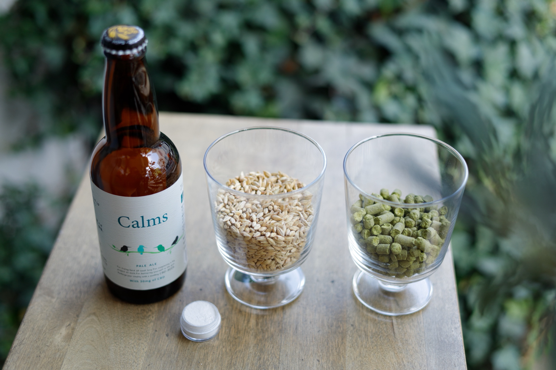 ビールの原材料。左から、小さな容器が水溶性ナノCBD、大麦、ホップ