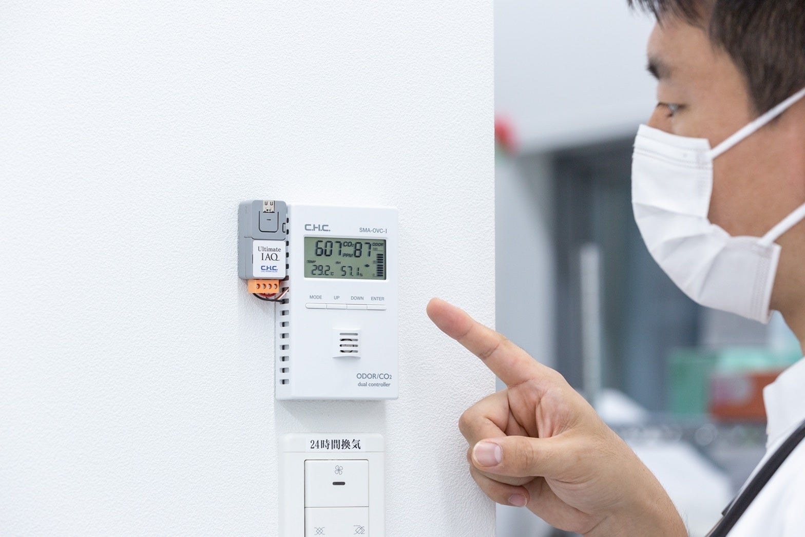 （写真＝都内の診療所に先行導入した「Ultimate IAQ」。無線ユニット（左）と、ニオイCO2デュアルセンサー・コントローラー）