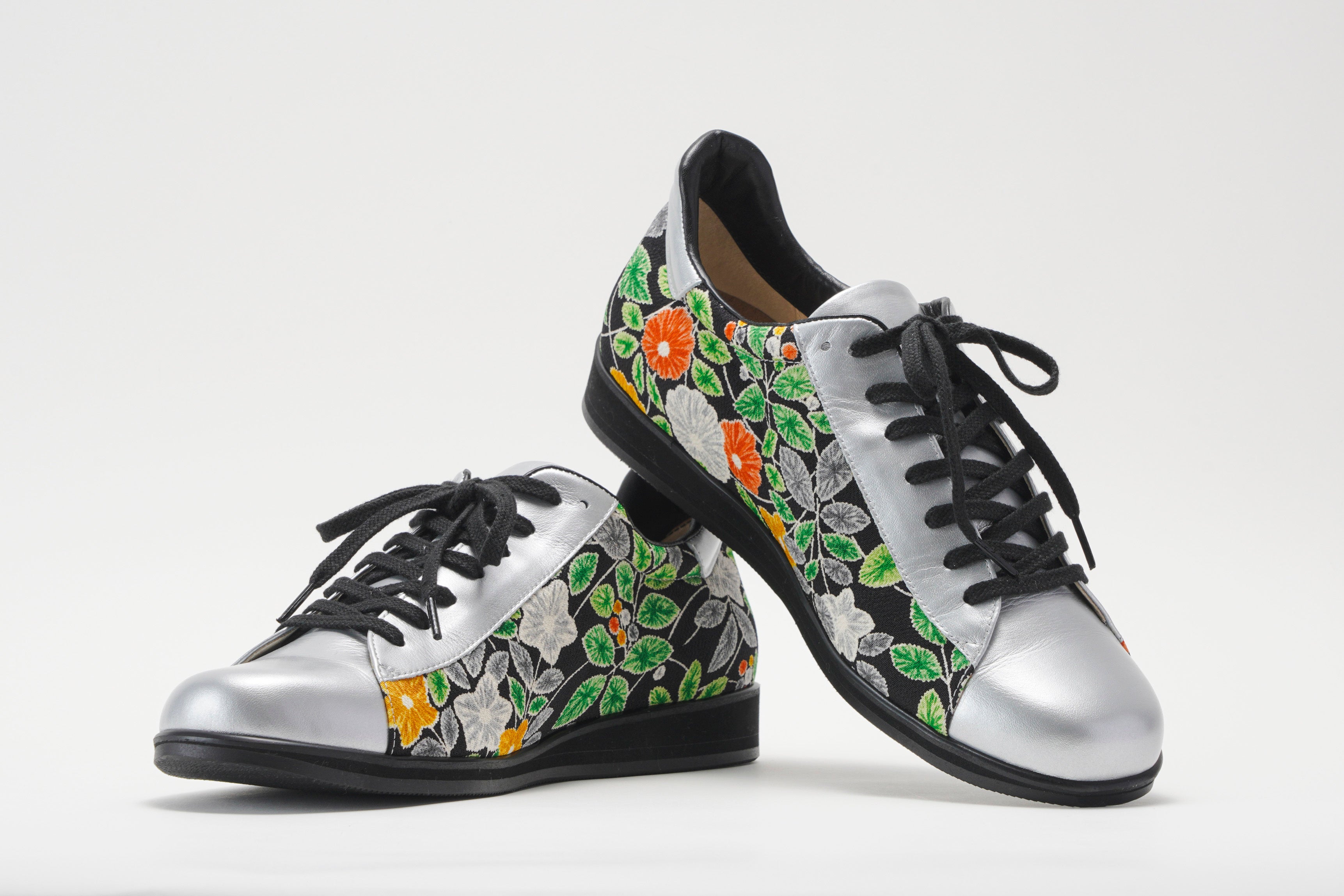 ②マットシルバー（紐黒）