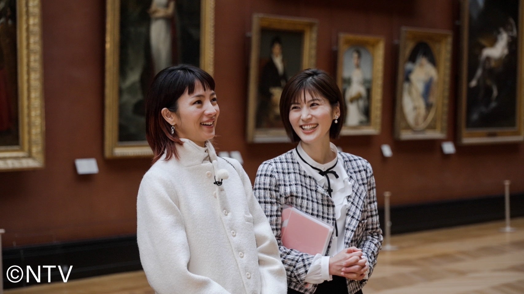 満島ひかりと鈴江キャスター(パリ、ルーヴル美術館にて)