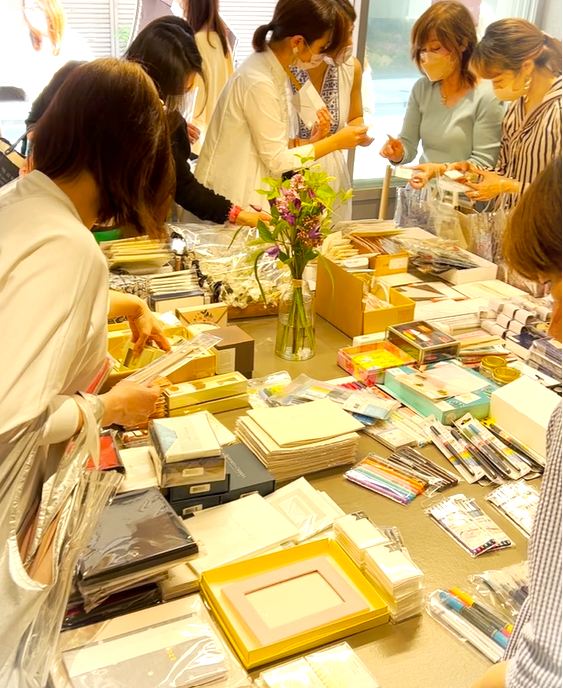 第1回目「WRITE for the planet」の様子。カリグラファーやアーティスト、メーカーから寄せられたステーショナリー雑貨や便箋、限定商品が並ぶ