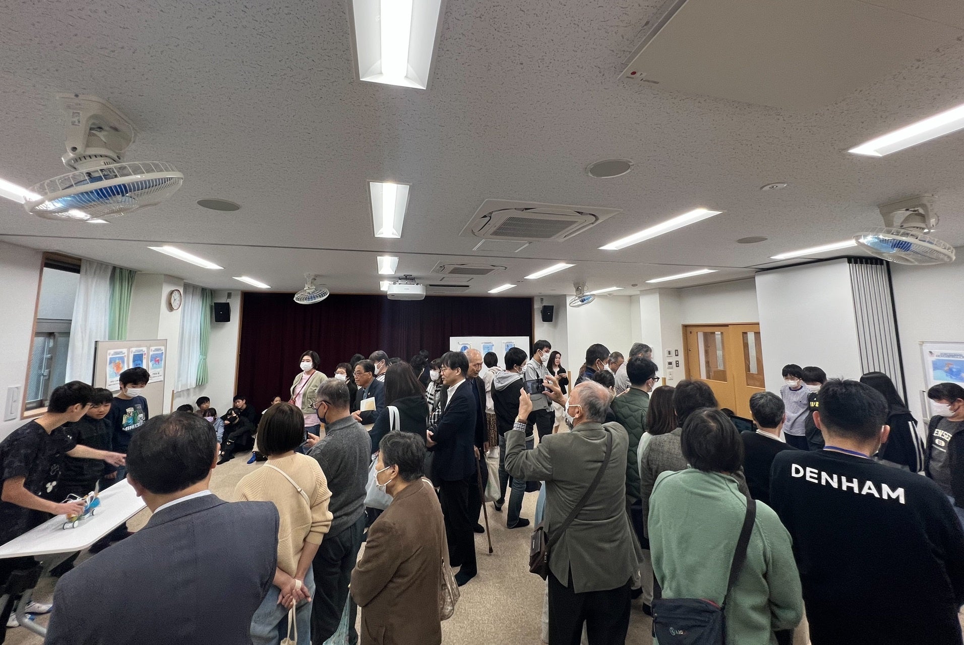 児童によるプログラミング作品の個別発表の様子