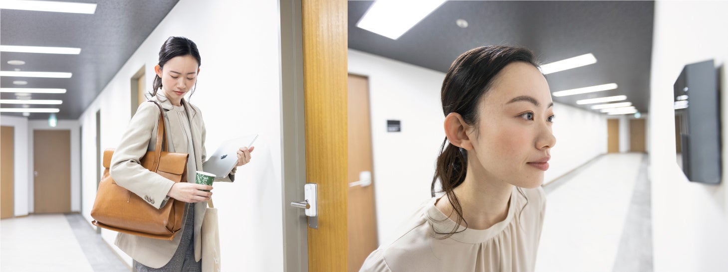 両手が塞がっていても、顔認証でスマート開閉します。