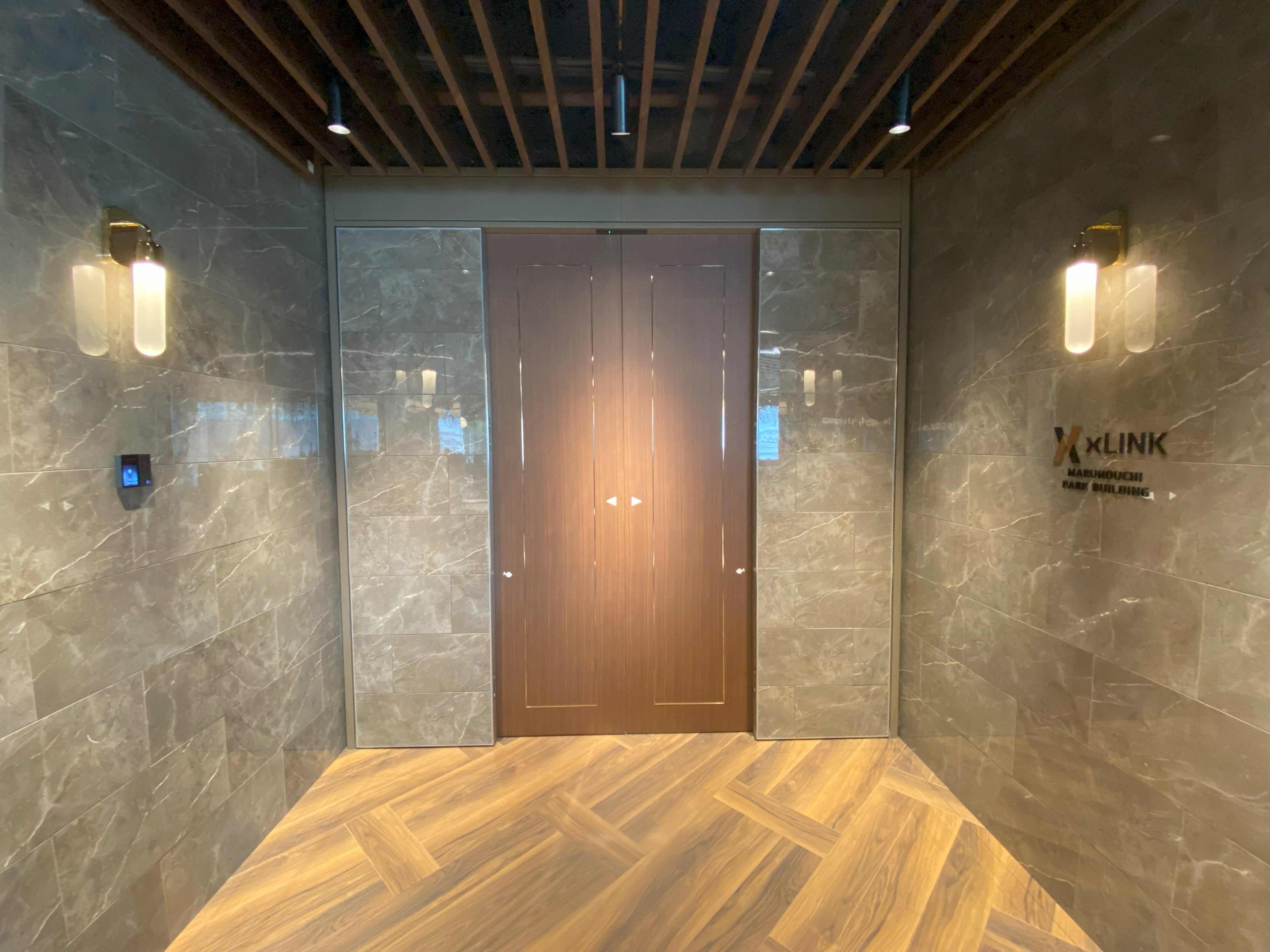 ｘLINKラウンジからオフィスエントランスのセキュリティ