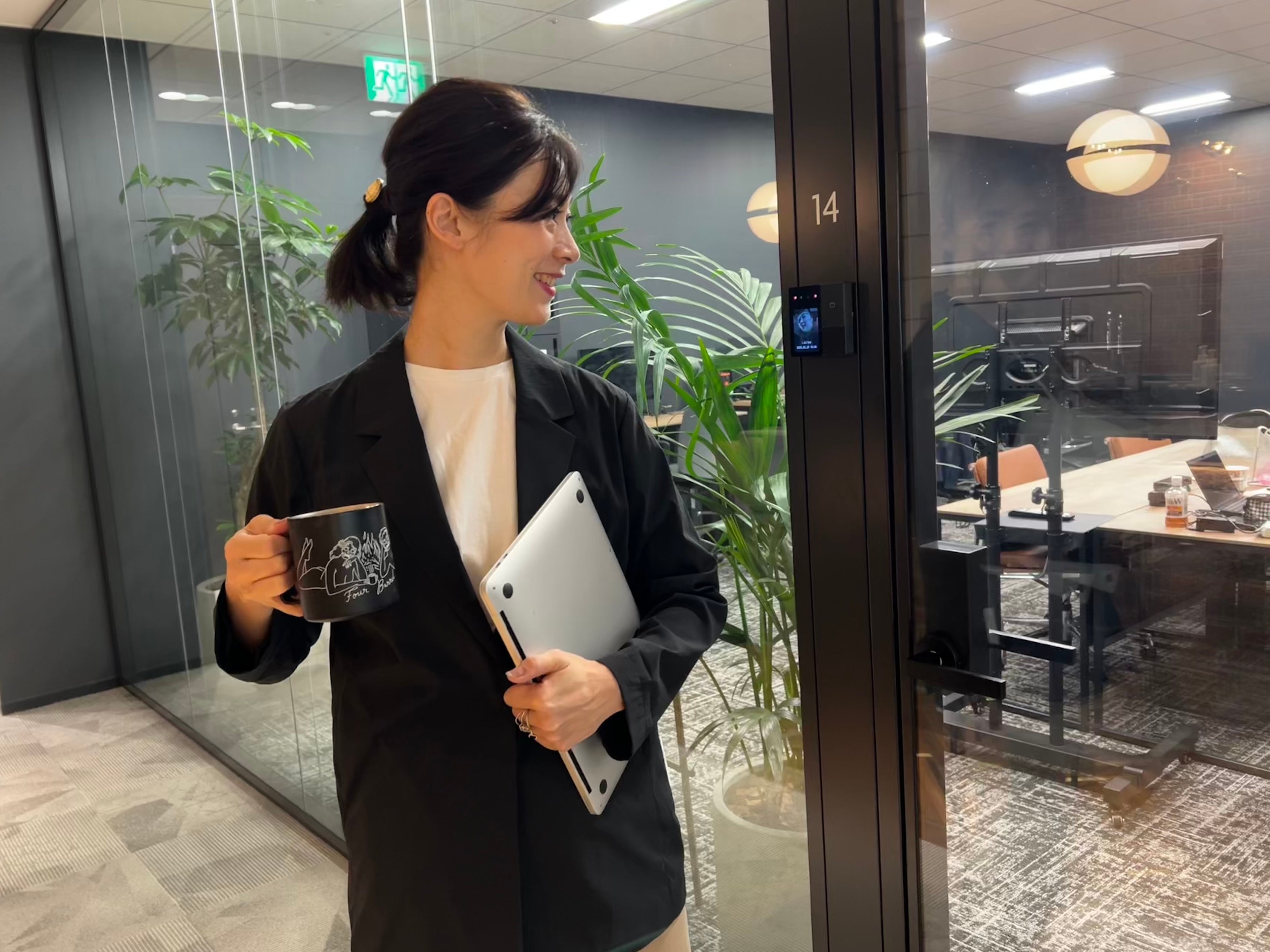 荷物で両手が塞がっていても、手ぶらで楽々開錠