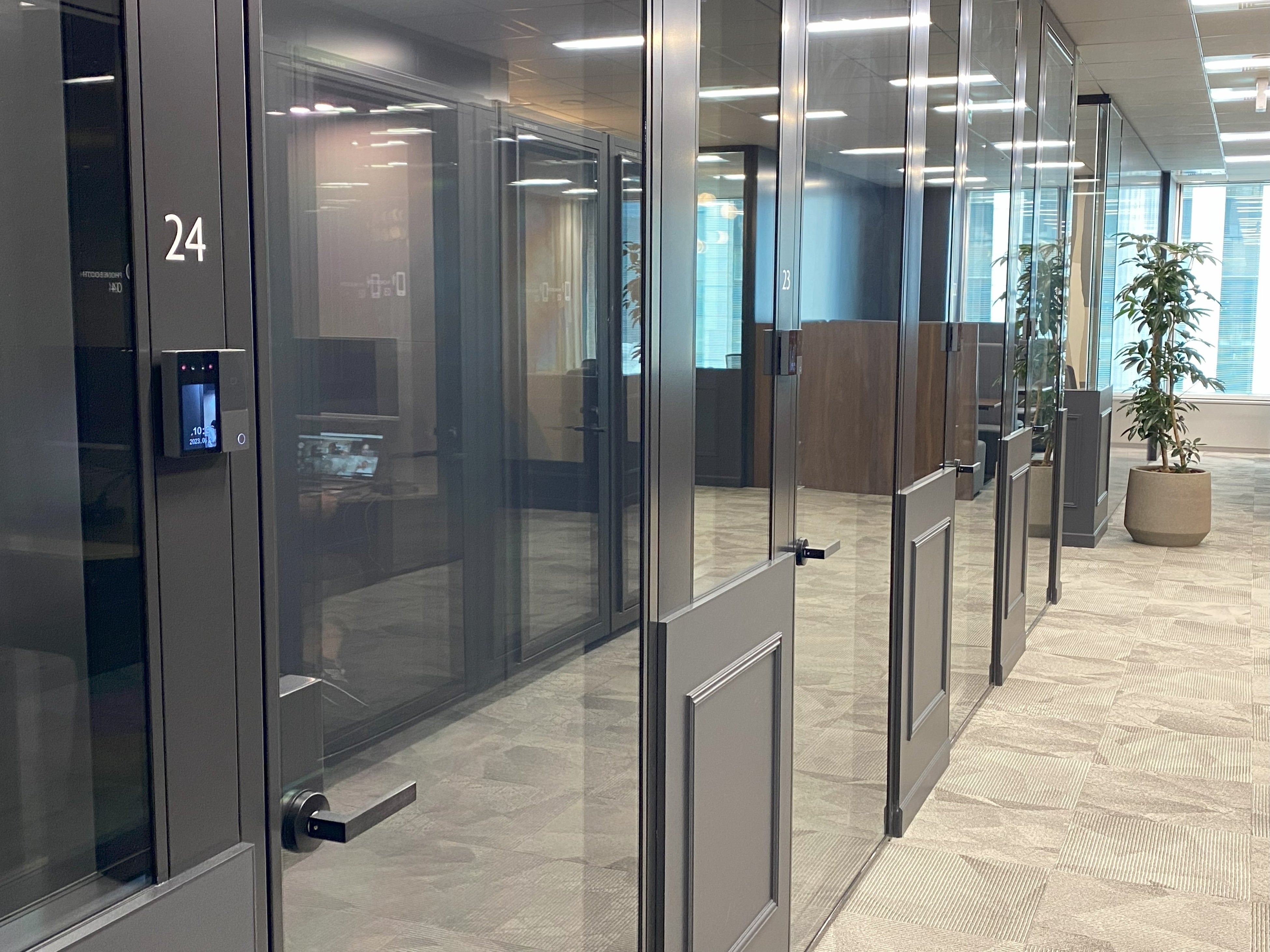 テナント入口にスタイリッシュに収まる顔認証端末kaopa（カオパ）